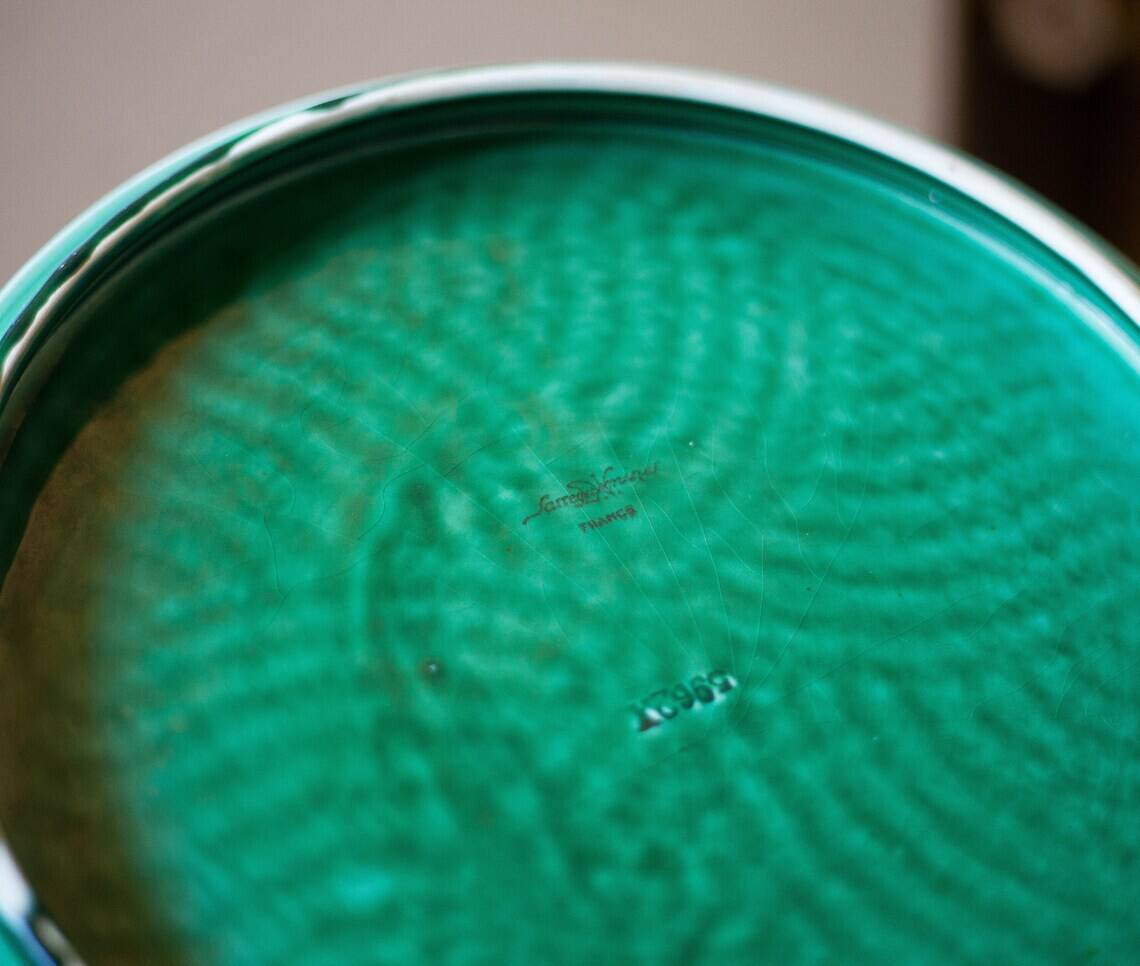 Sarreguemines emerald green trivet, green earthenware trivet, flat support, modernist