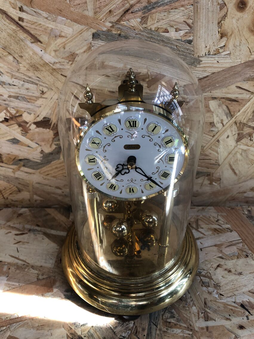 Horloge pendule 400 jours silvoz métal doré avec cloche verre vintage |  Selency