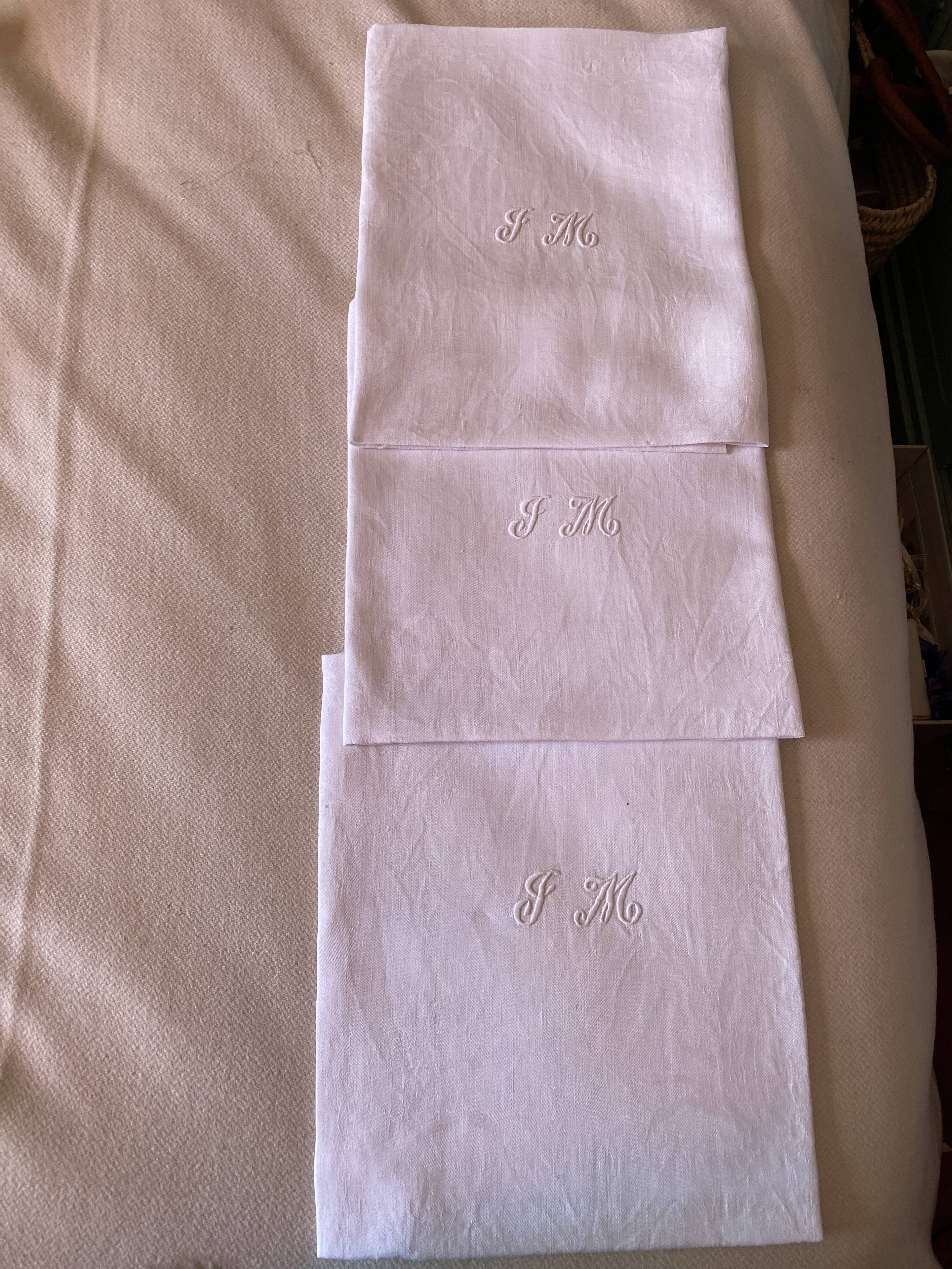 GM monogramme towels
