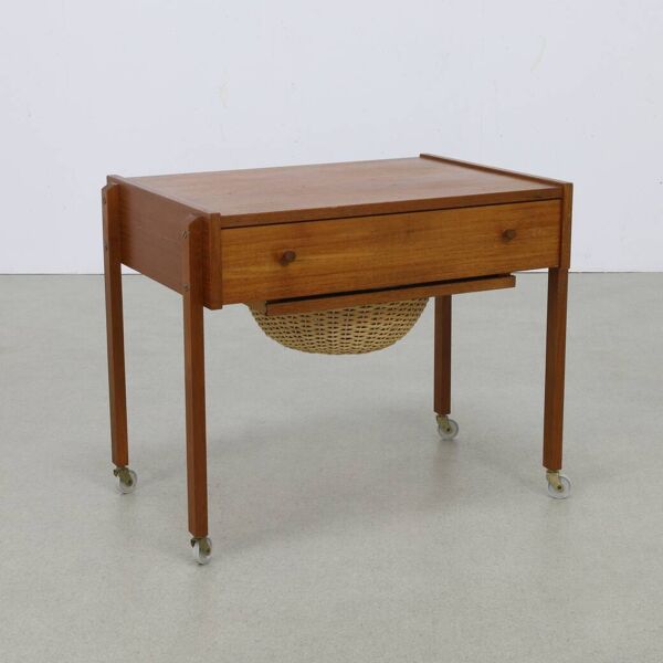 Table d'appoint avec panier en rotin, années 1960