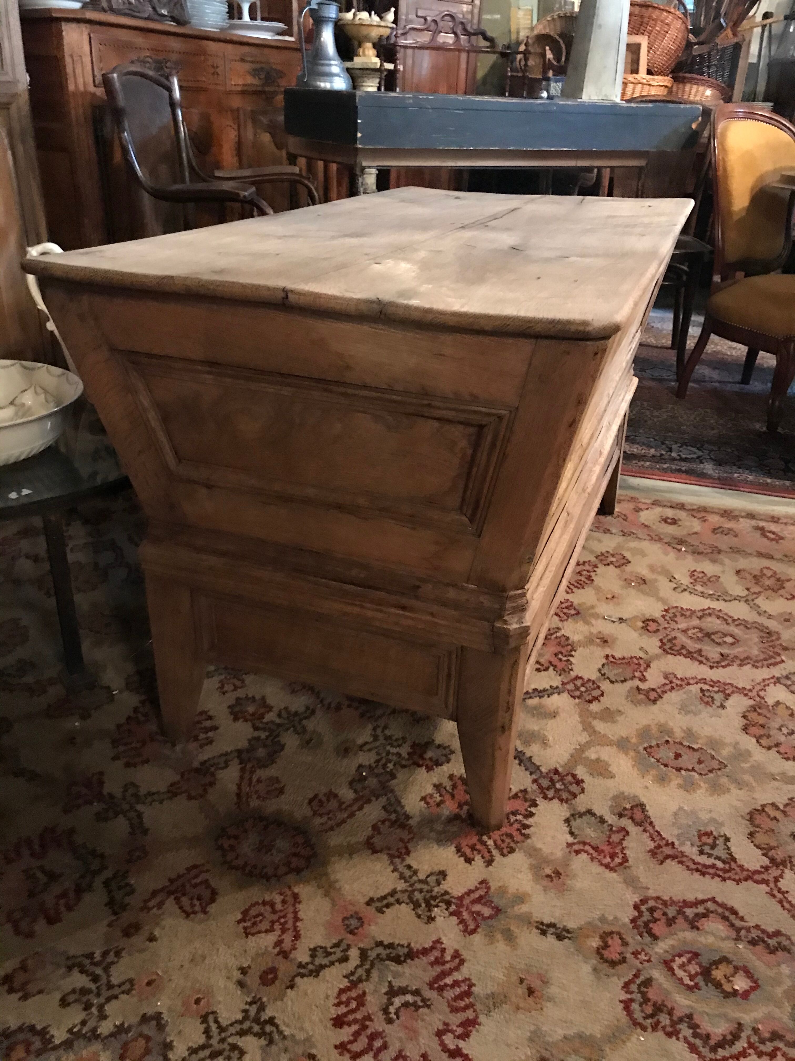 Box Pétrin in oak XIXeme decapé