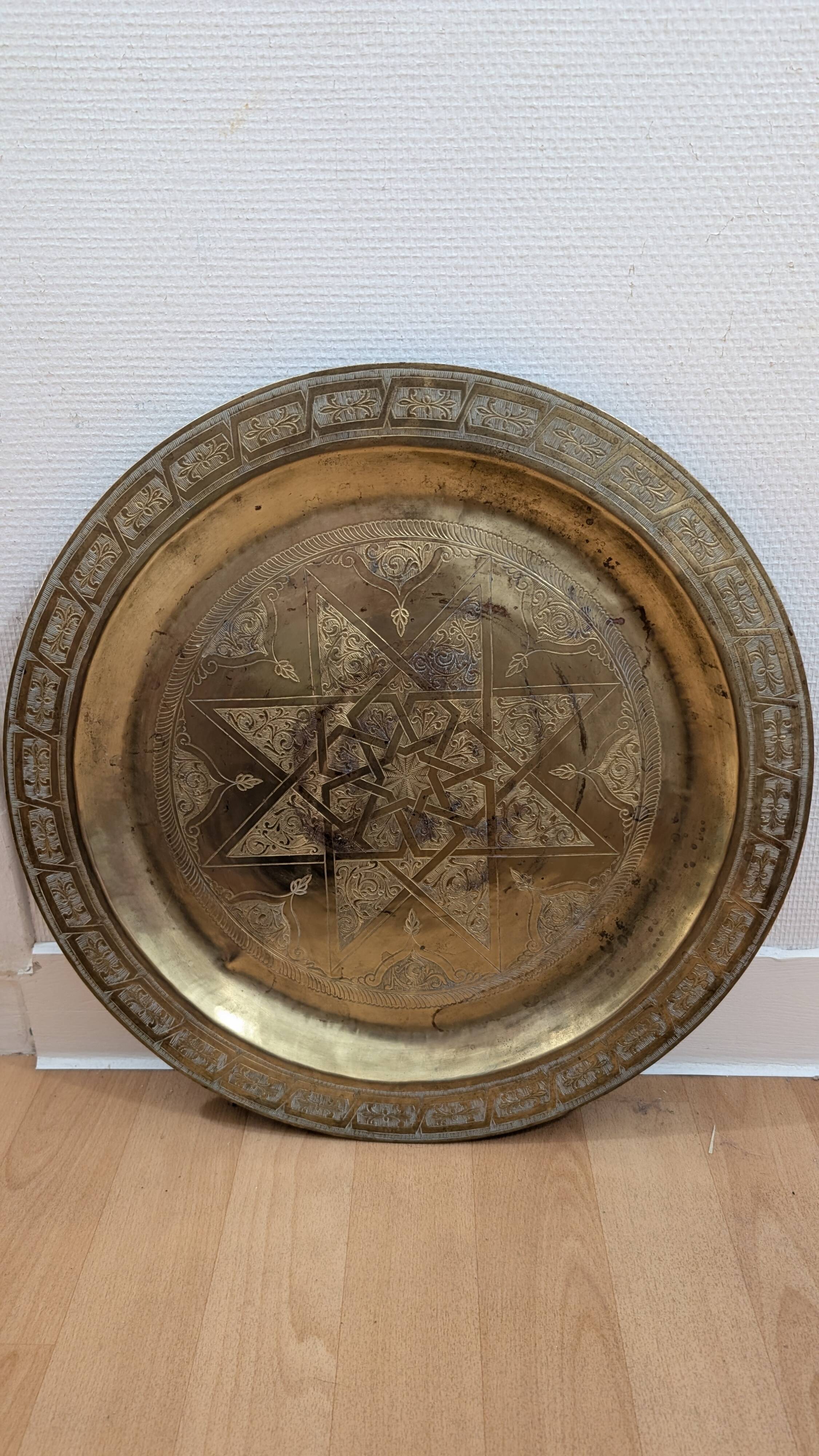 Grand plateau oriental en laiton ciselé à la main – 50 cm