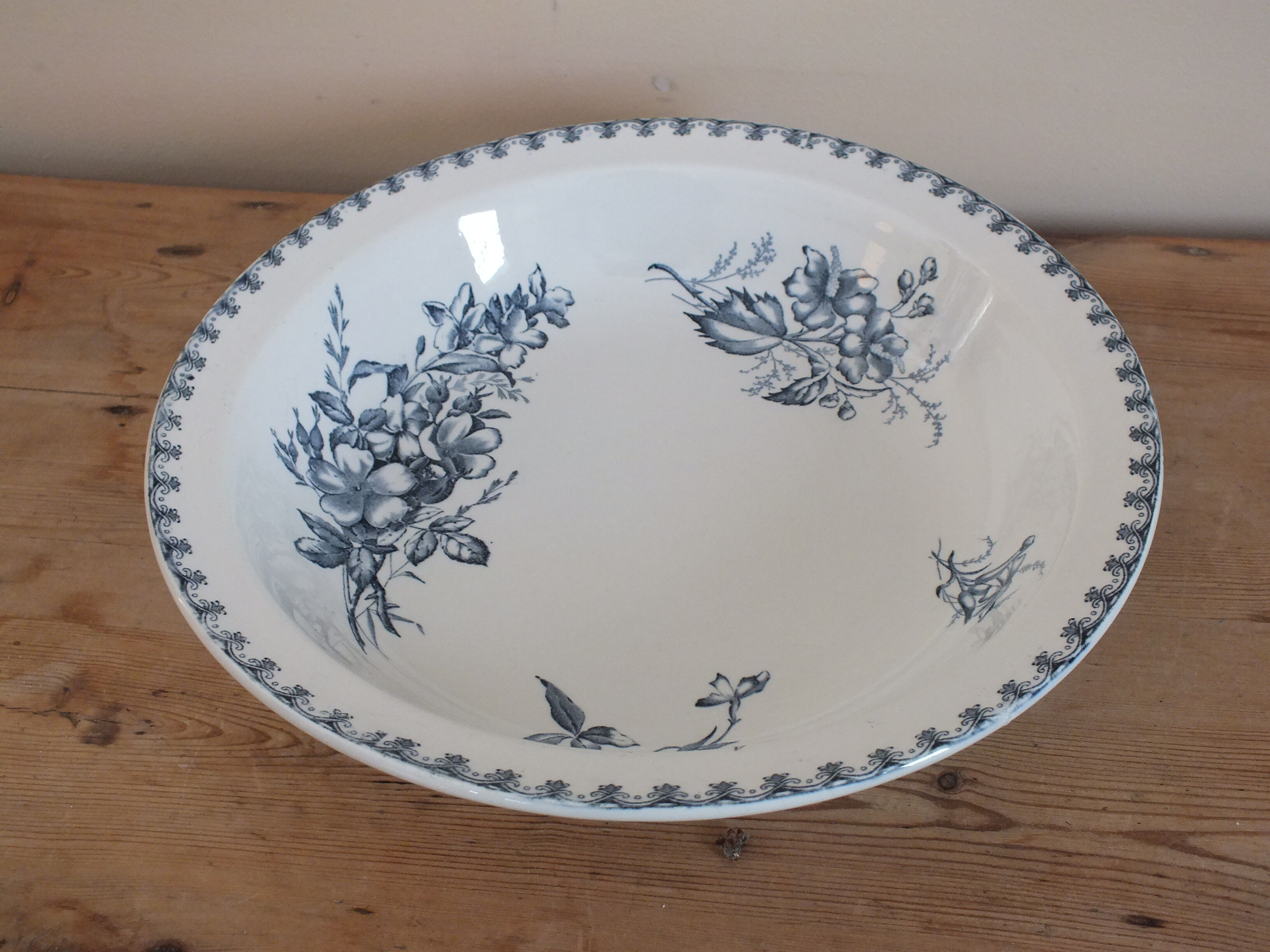 Round hollow dish Sarreguemines U&C Vega - 19th century floral decoration
