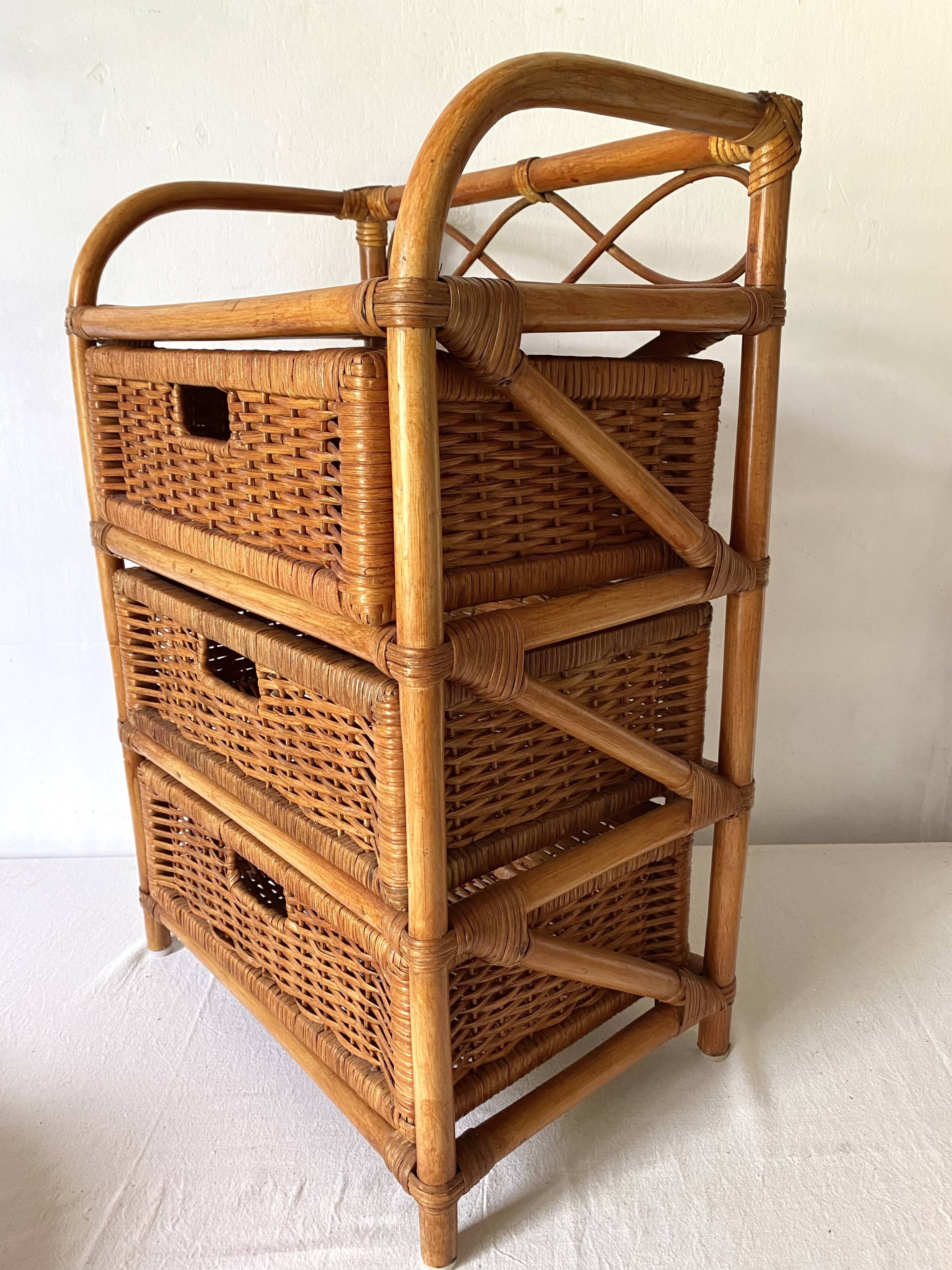 Commode en rotin , chiffonnier 3 tiroirs