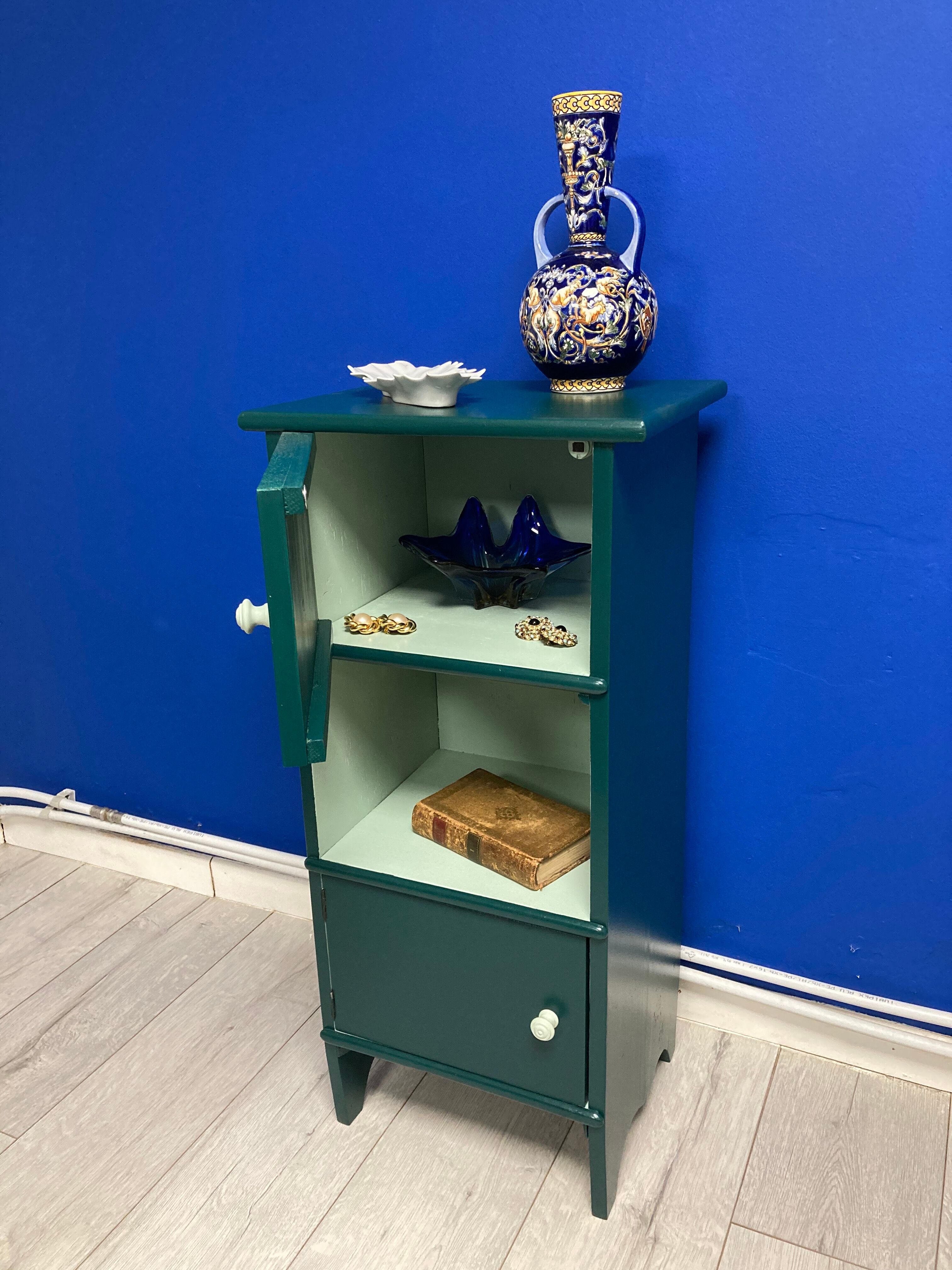 Two-door green bedside table