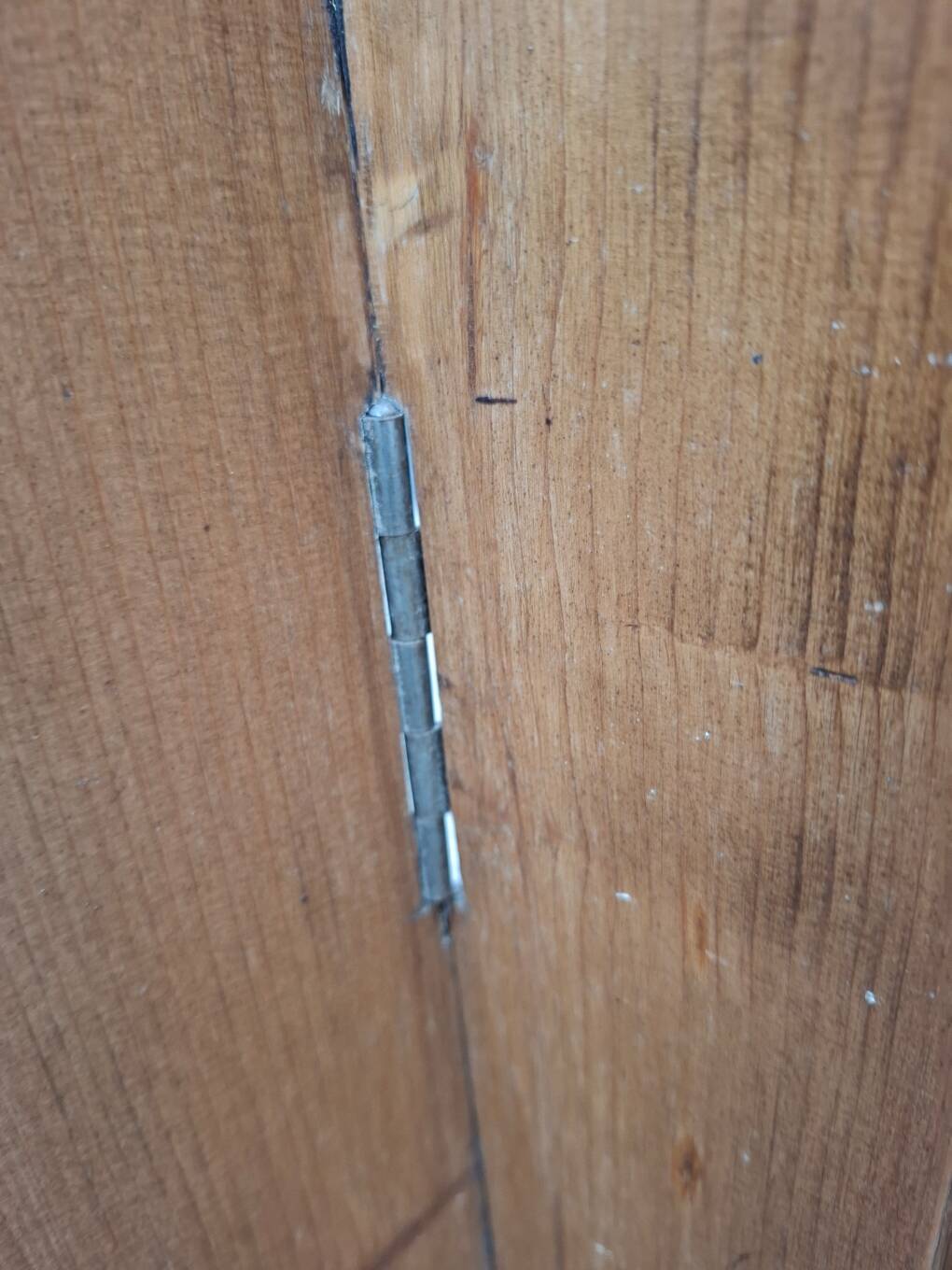 Wooden screen with 3 panels - 2 panels with stripes and perfect hinges.