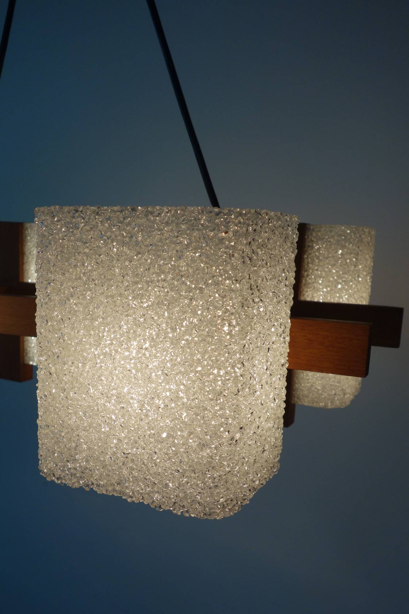 Scandinavian chandelier in perspex and teak from the 60s/70s.