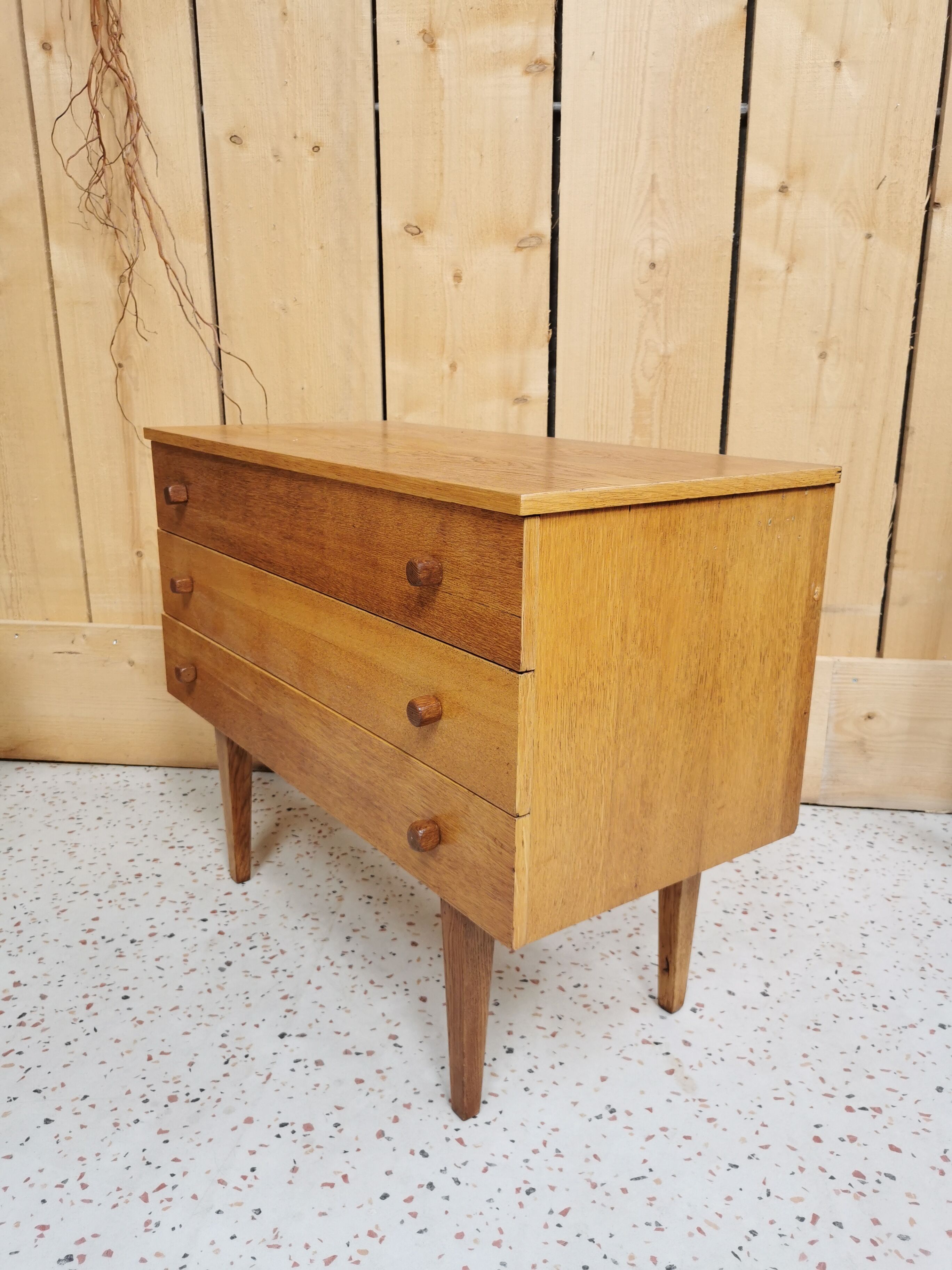 Oak chest of drawers