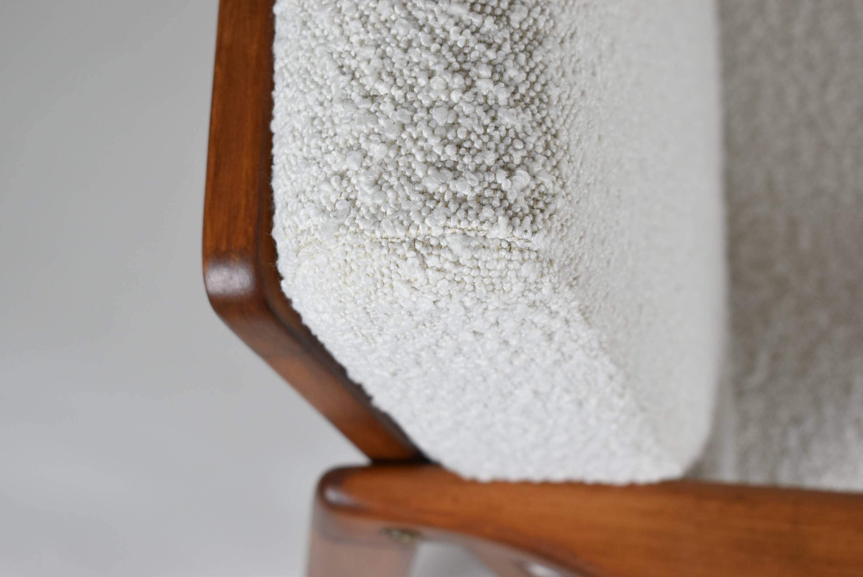 Fauteuil bouclé original, vintage, restauré, blanc, teck