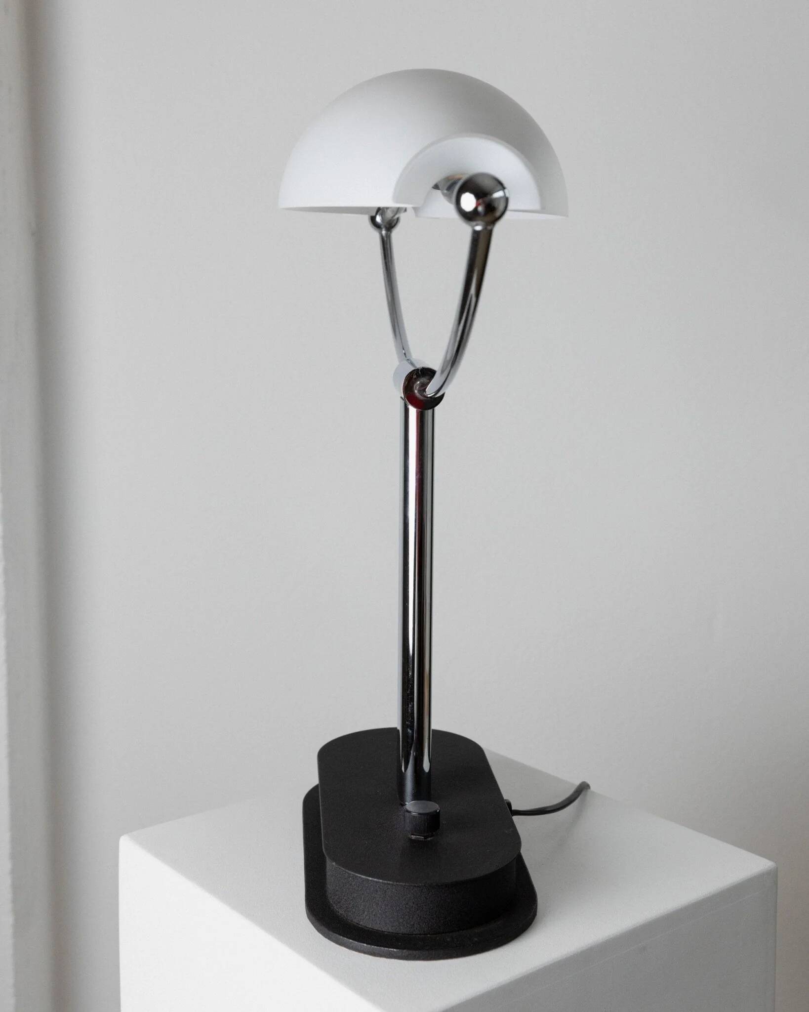 Lampe vintage en verre de Murano avec abat-jour en verre dépoli blanc et base de bureau en chrome, design italien des années 1970 inspiré de l'ère spatiale.