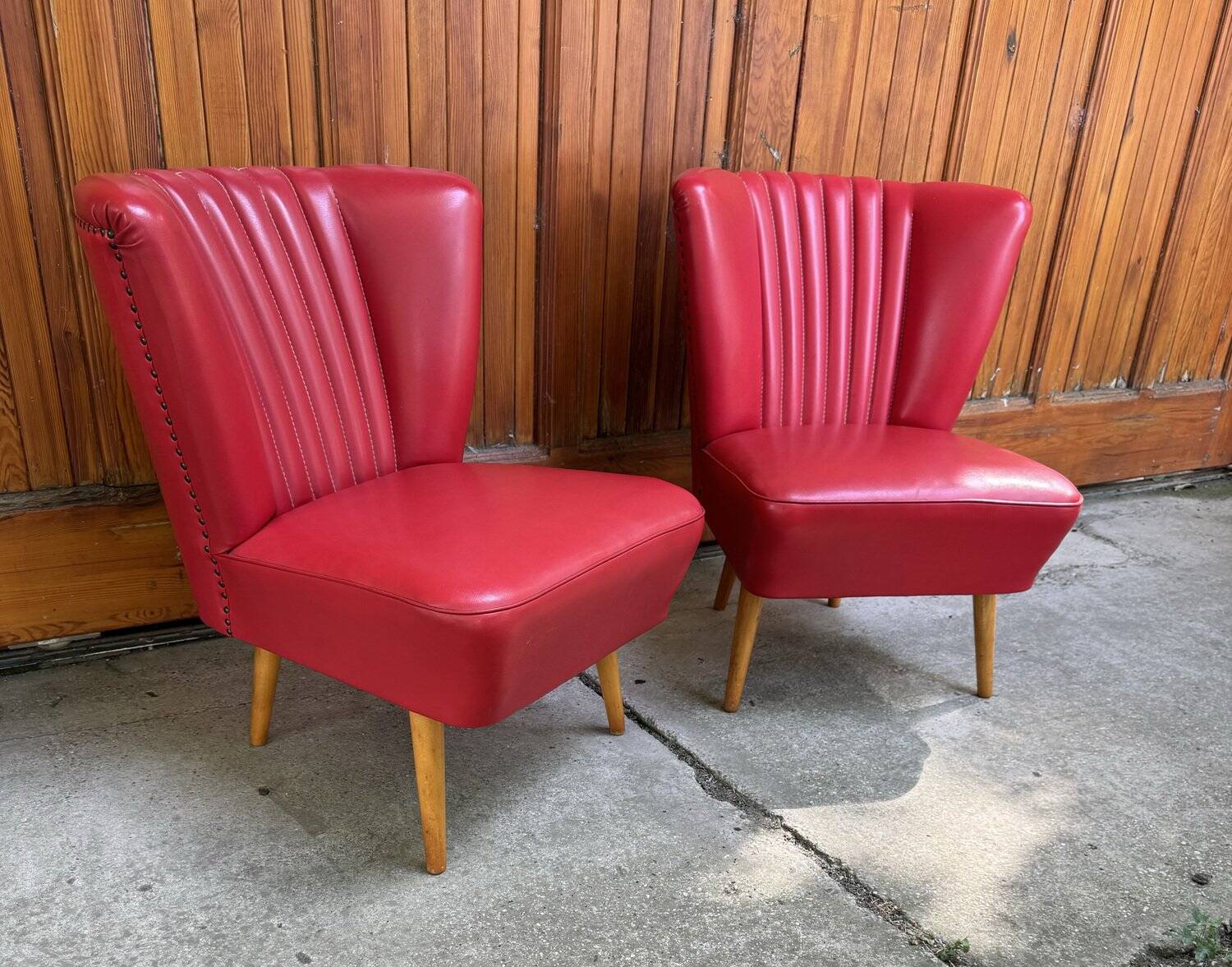 Pair of mid-century cocktail chairs in purple vinyl and beech, 1950s.