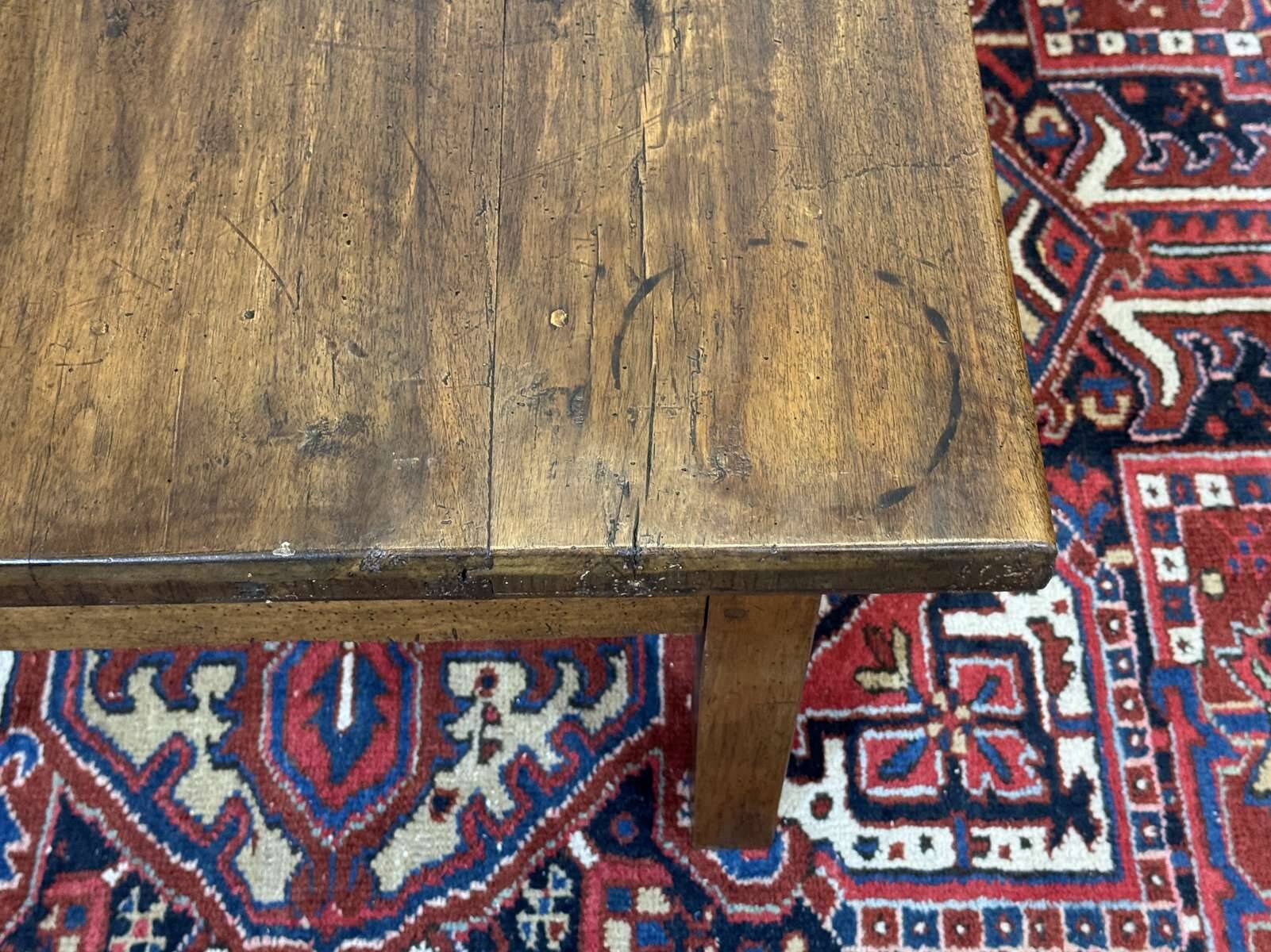 Table basse en noyer fin XIXème - ancienne table de ferme