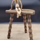 Tabouret tripode pieds boules patine