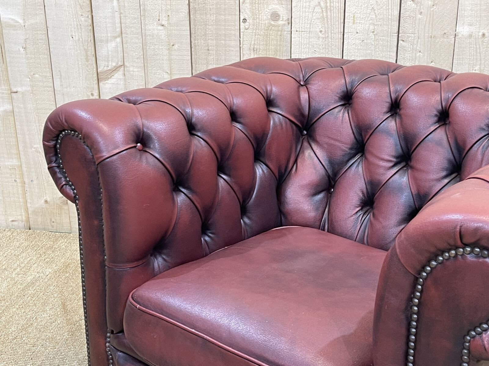 Chesterfield armchair in red leather from the 1980s