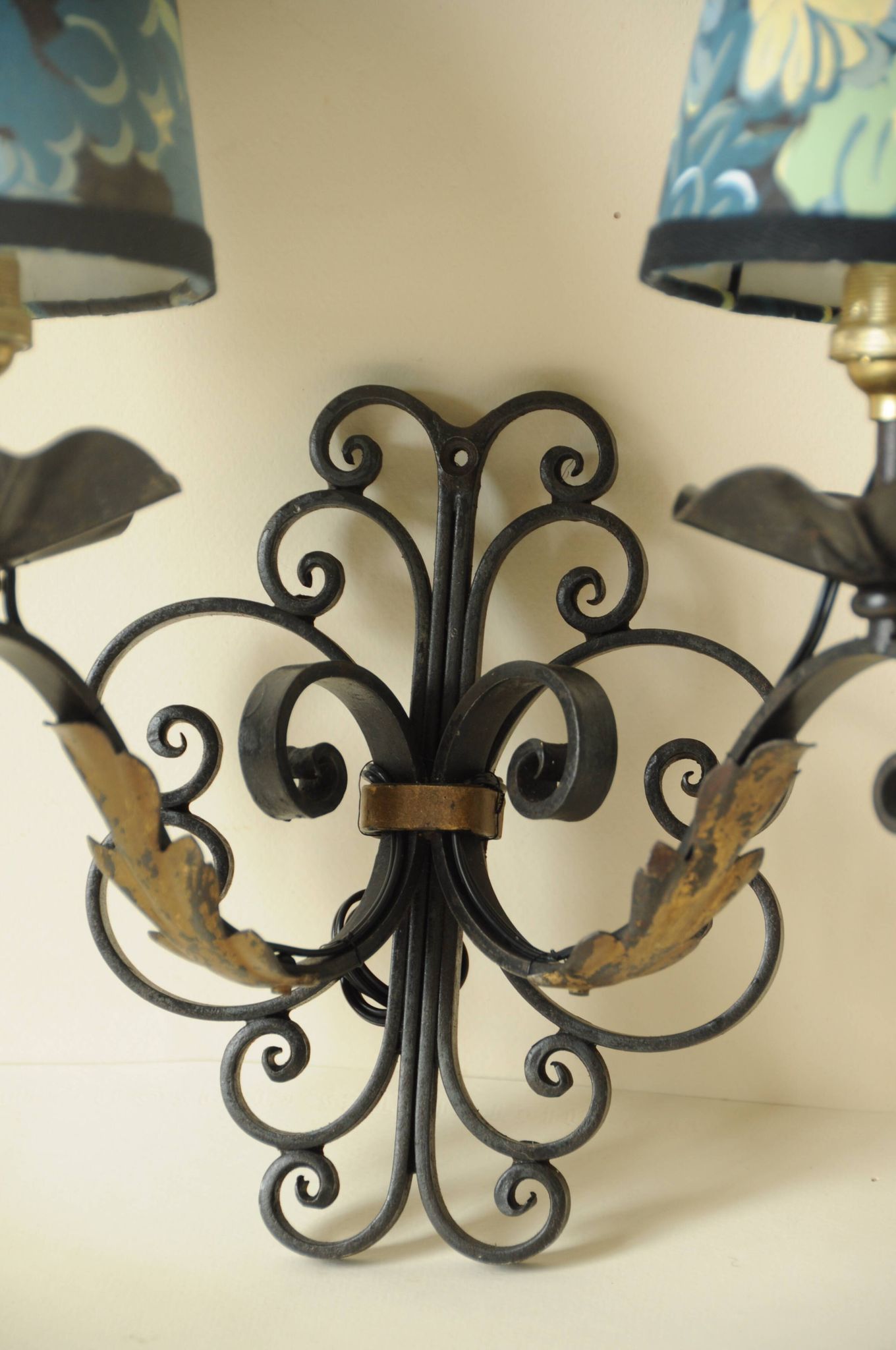 Antique black and gold metal wall lamp - 18th century style foliage lampshade
