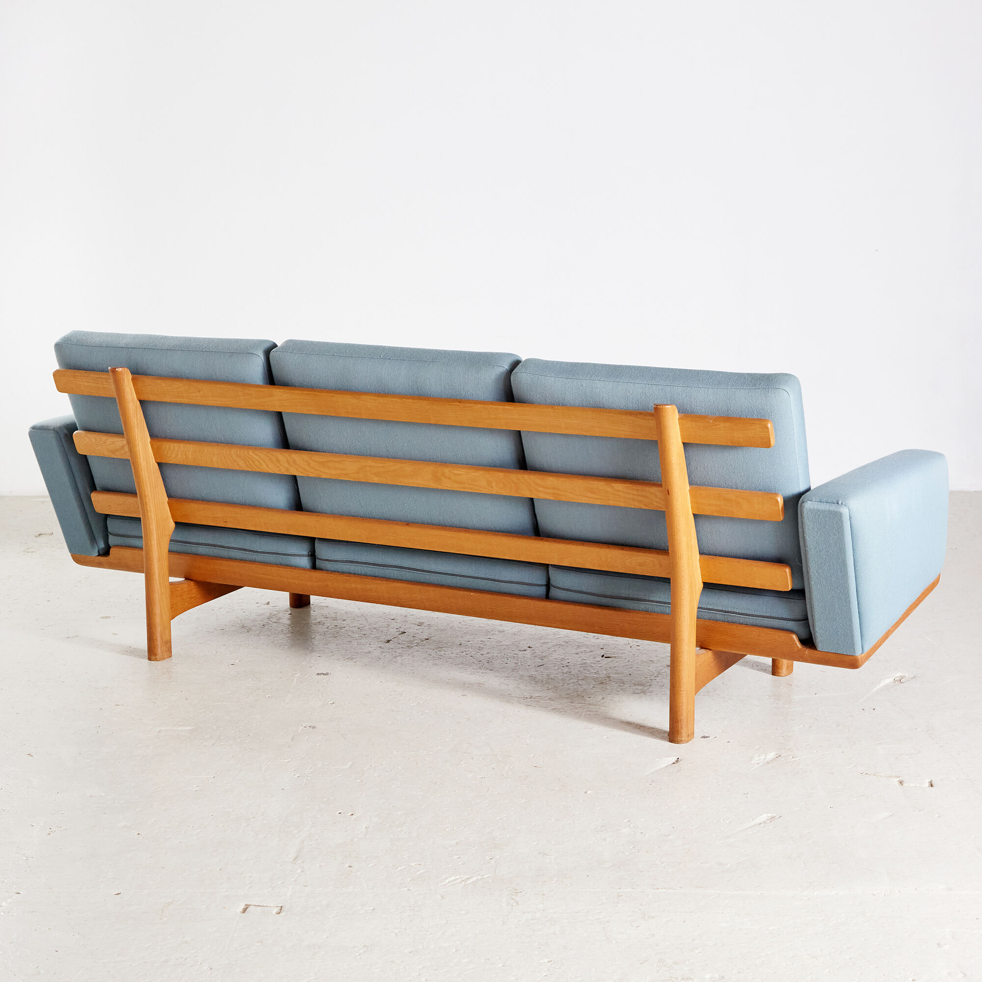 Hans J. Wegner Model GE-236/3 three-seater sofa