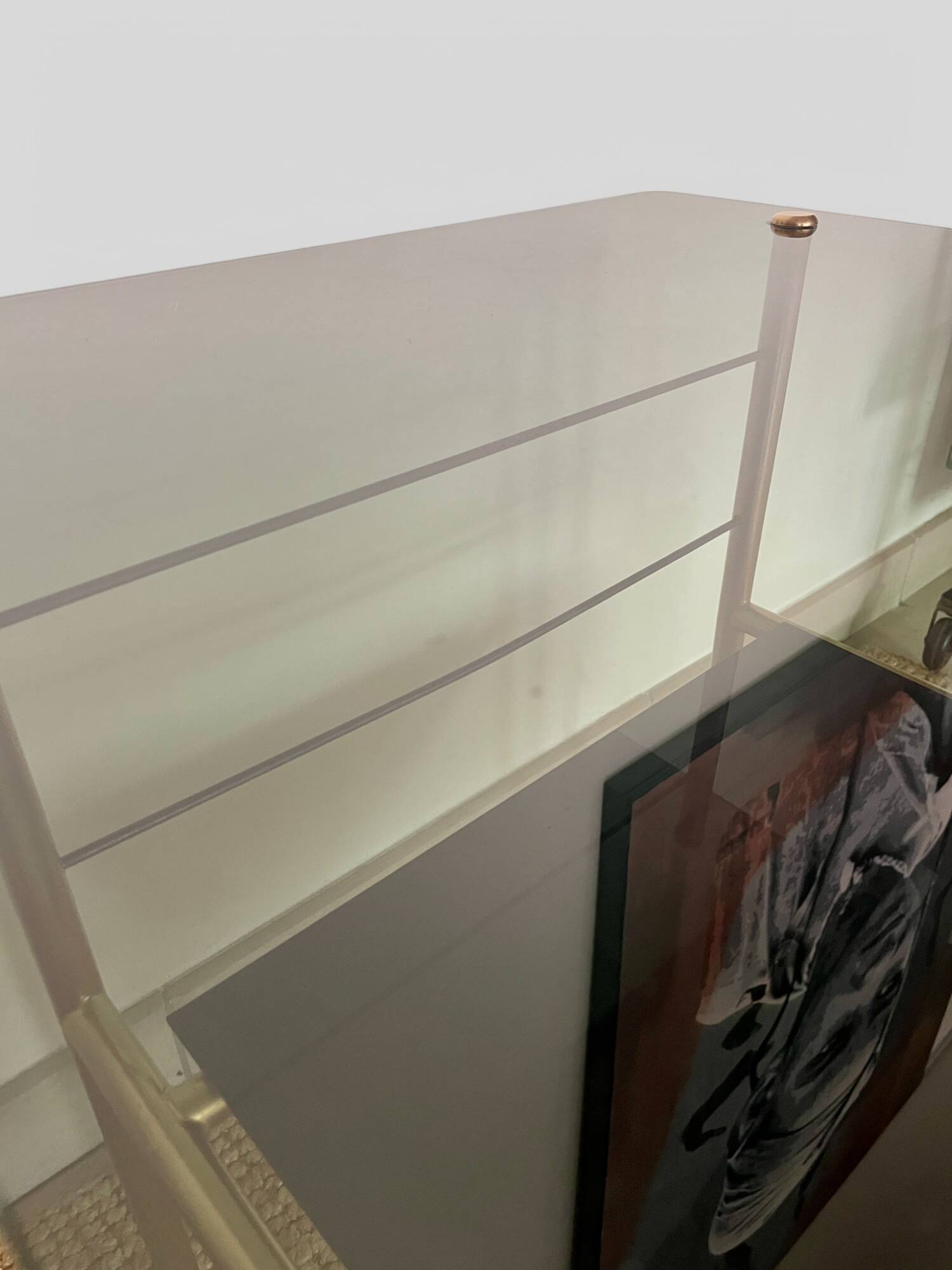 Table basse moderniste en métal et verre fumé