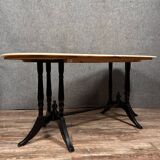 Angleterre XXeme : Grande table en marbre avec piètement laqué noir