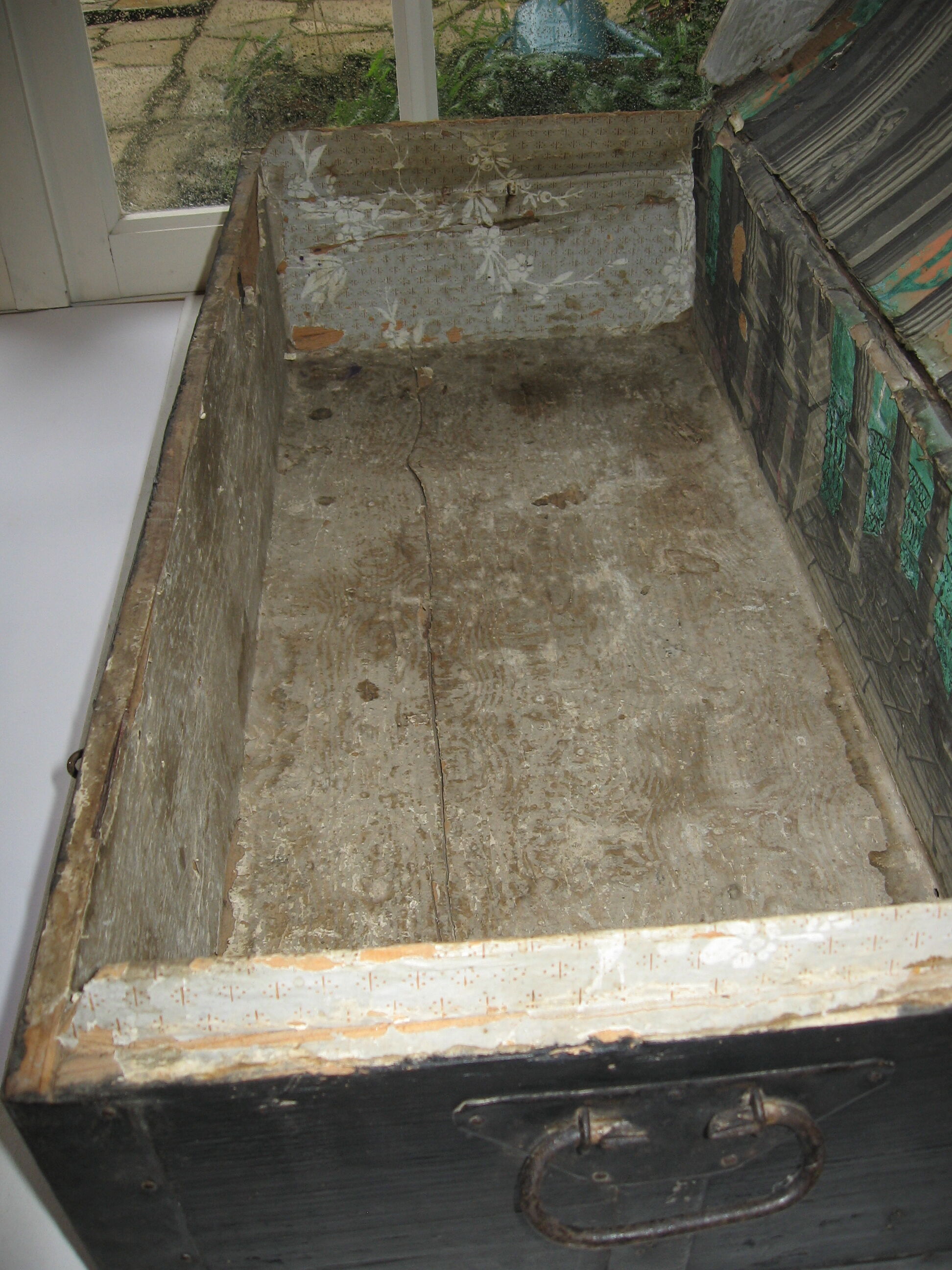 Trunk wood and leather