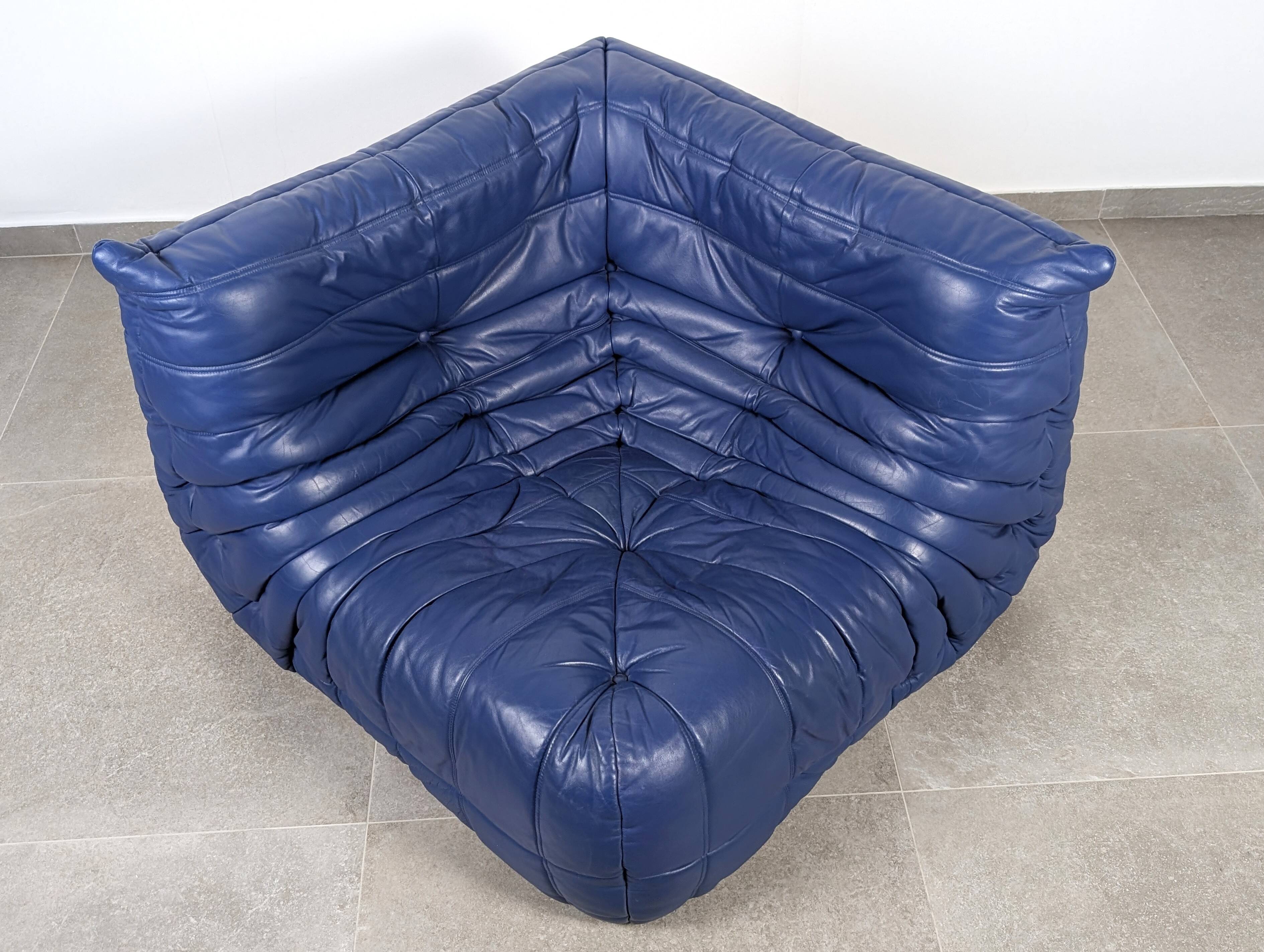 Canapé d'angle Michel Ducaroy Ligne Roset en cuir bleu Togo, France, années 1980