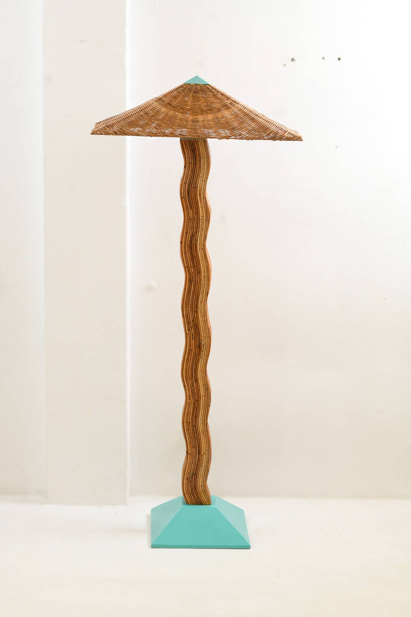 Lampadaire moderniste en rotin « Pallete »