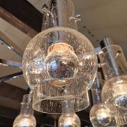 Grand plafonnier/lustre en métal chromé et verre soufflé bullé, années 1970