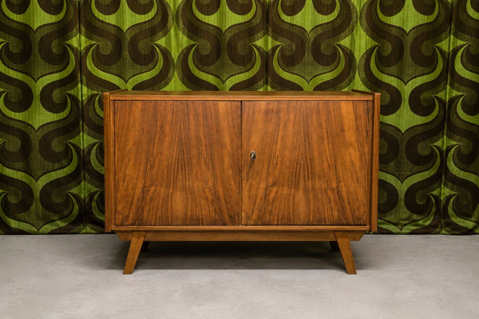 Meuble de rangement vintage en noyer 1960"
