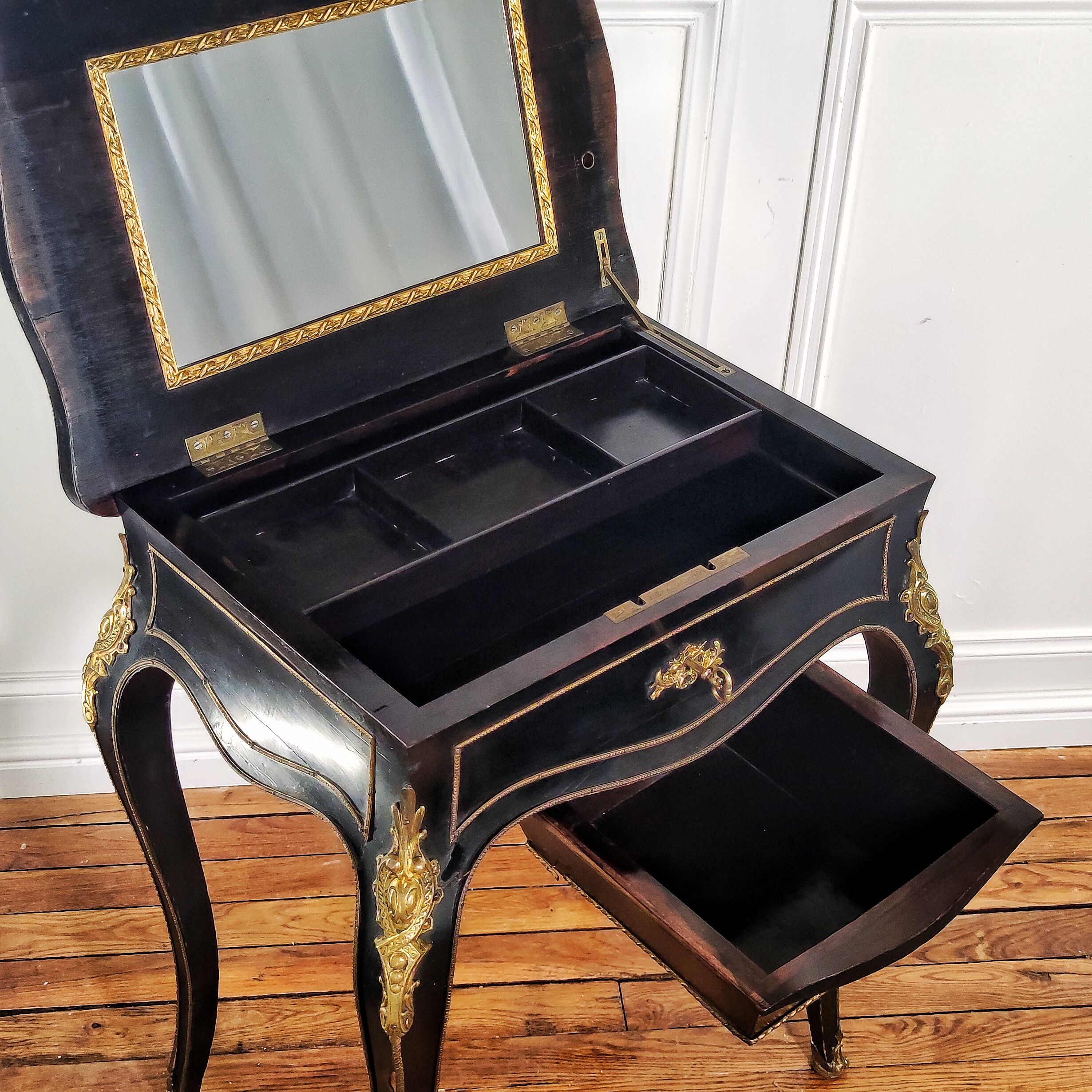 Worker Diehl black lasked wood