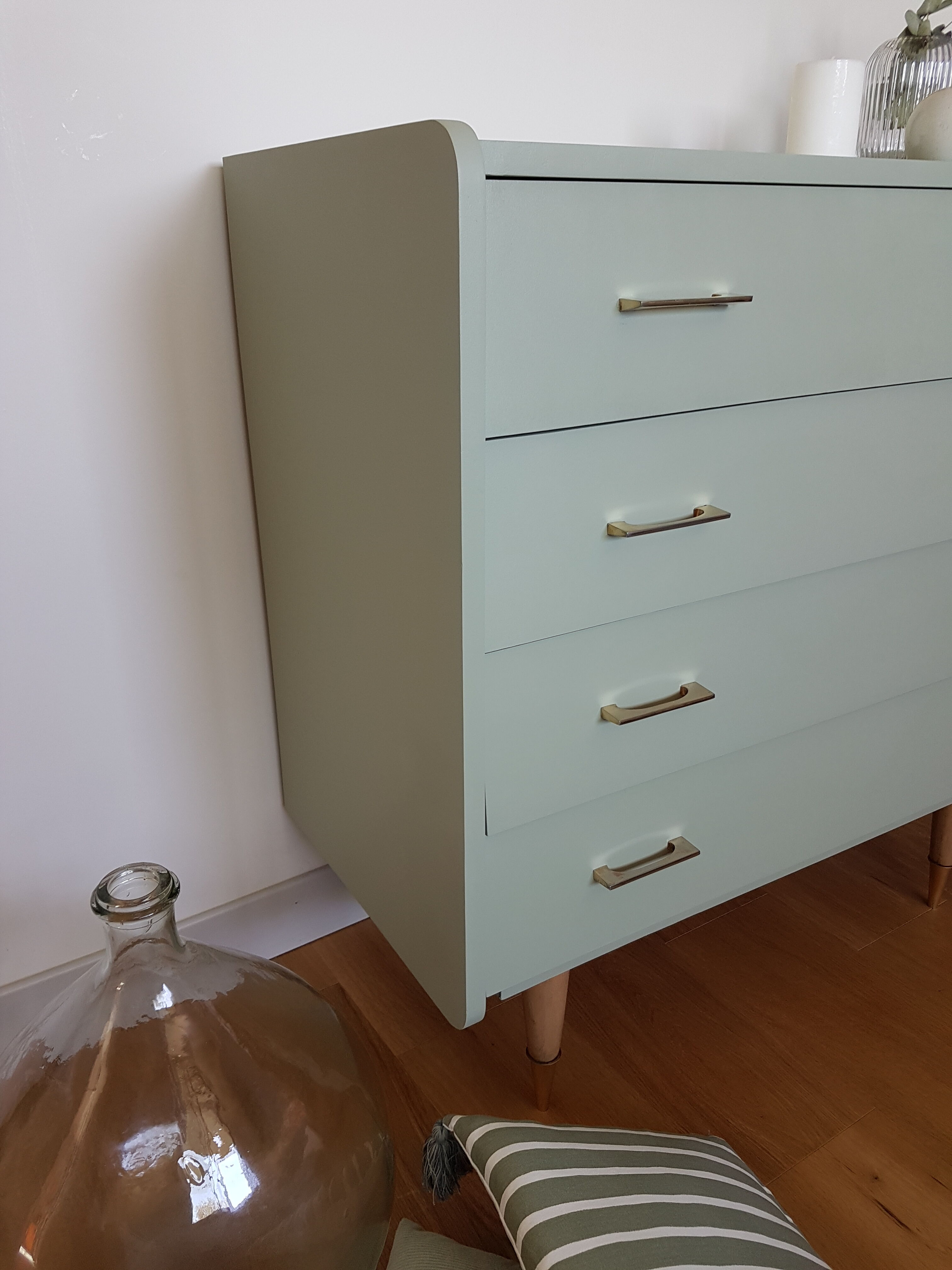 Commode vintage pieds fuseaux