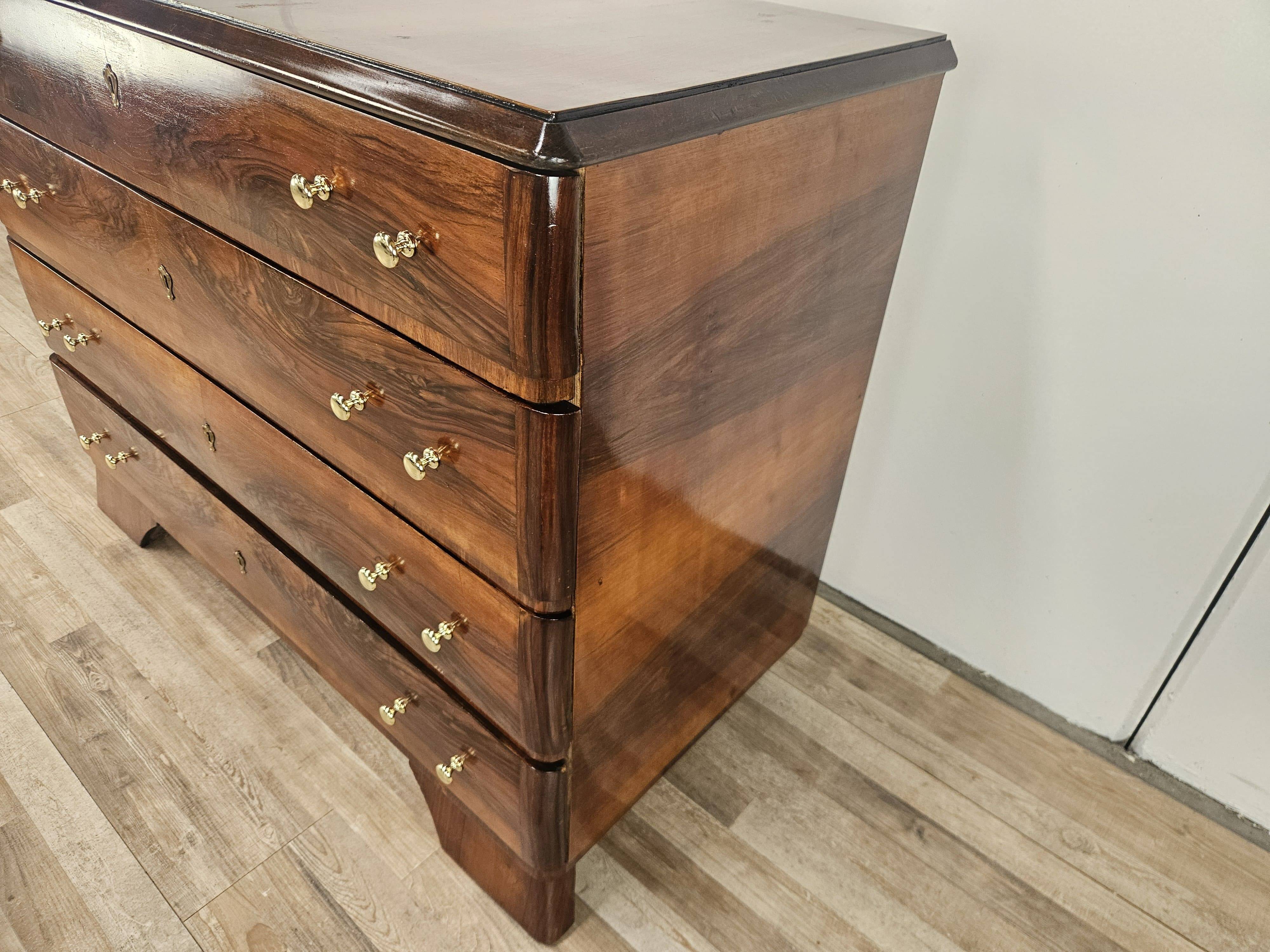 Commode Art Déco en noyer et laiton