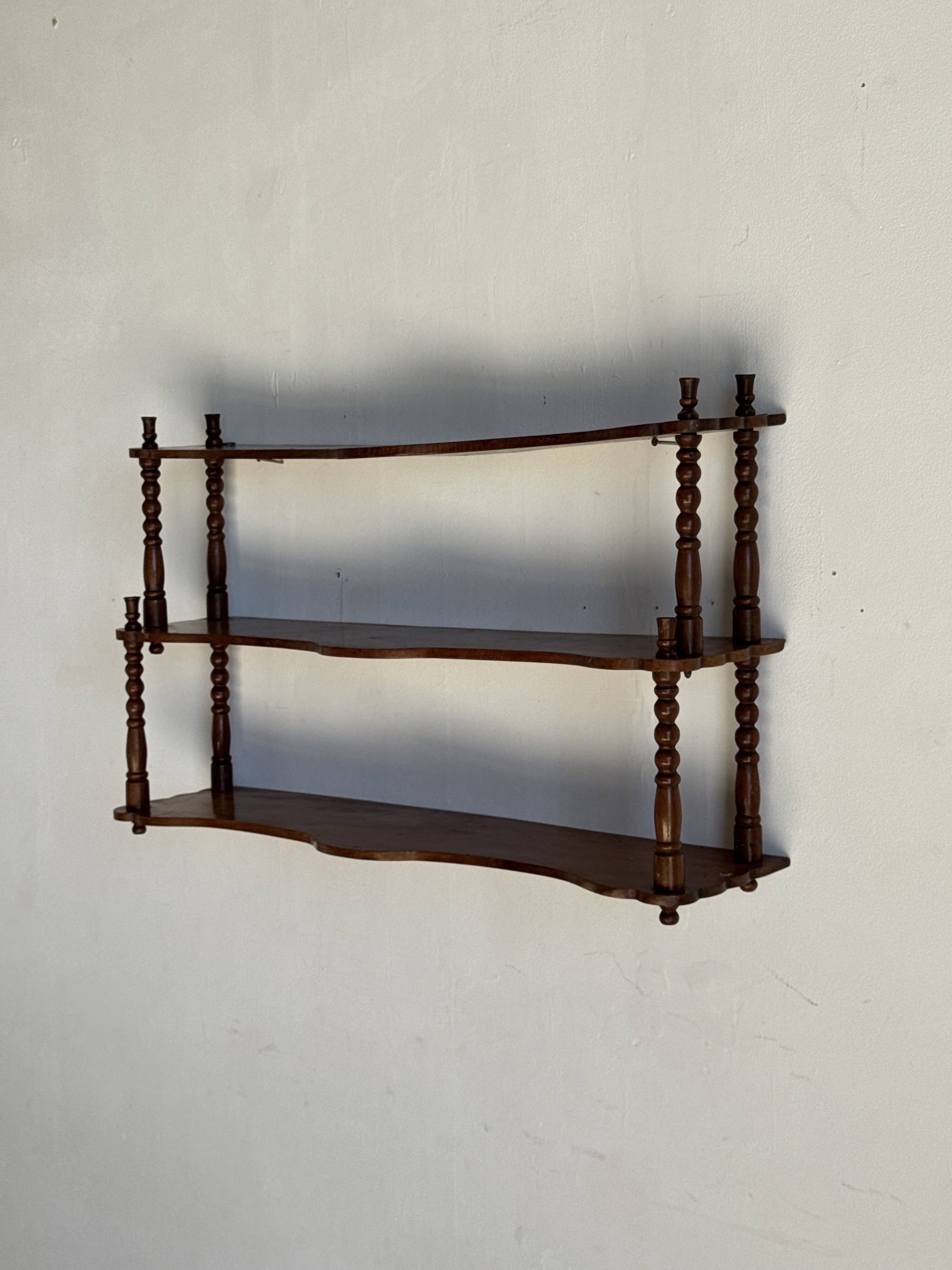 Petite étagère à trois niveaux en chêne H68 L41