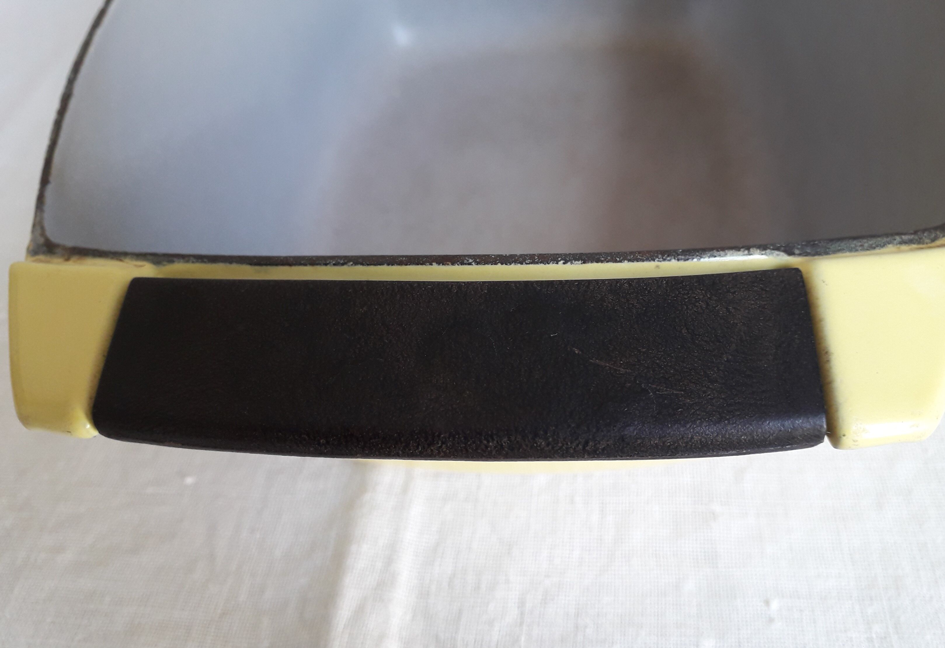 Cocotte en fonte émaillée jaune Le Creuset design Raymond Loewy