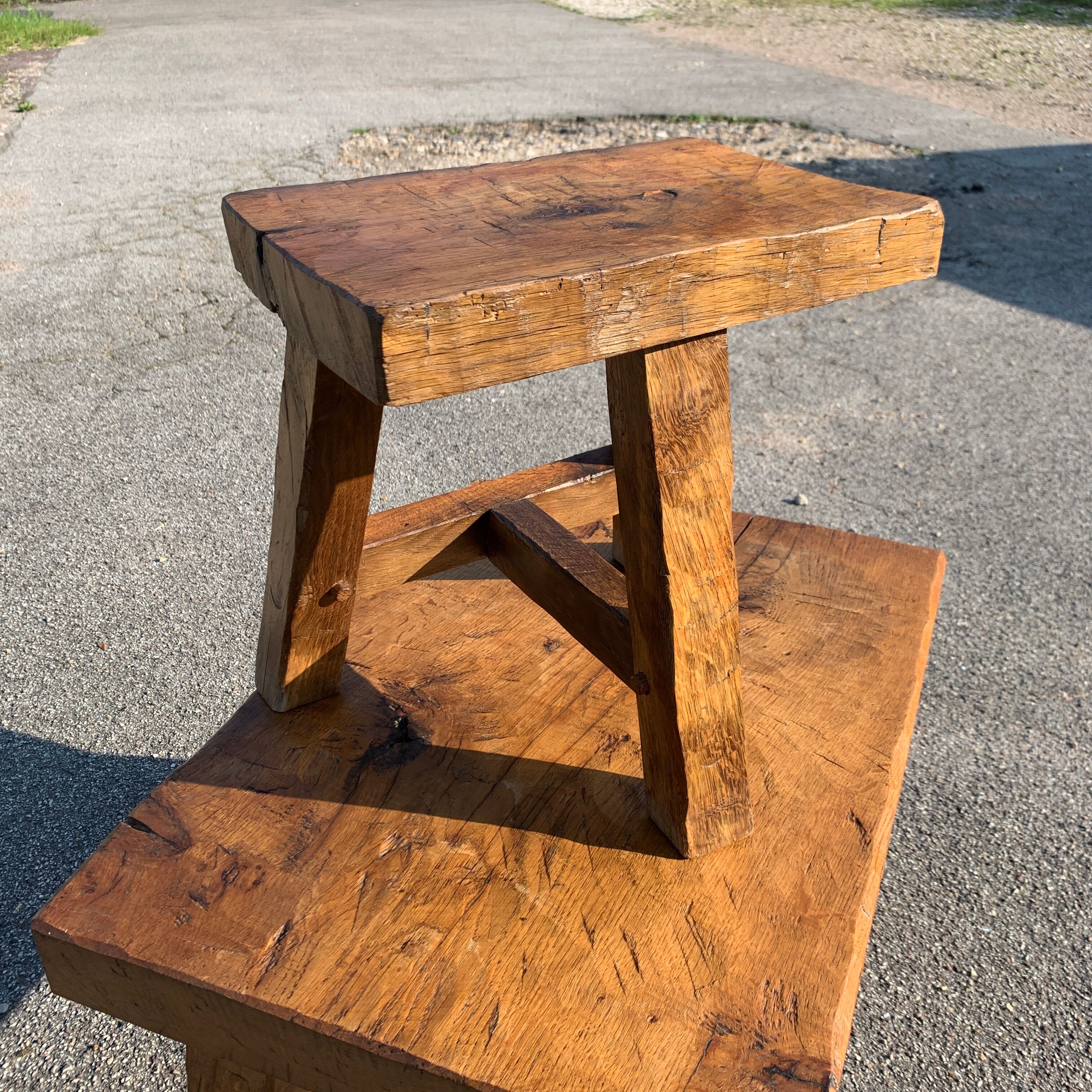 Coffee table and its brutalist style raw wood stool