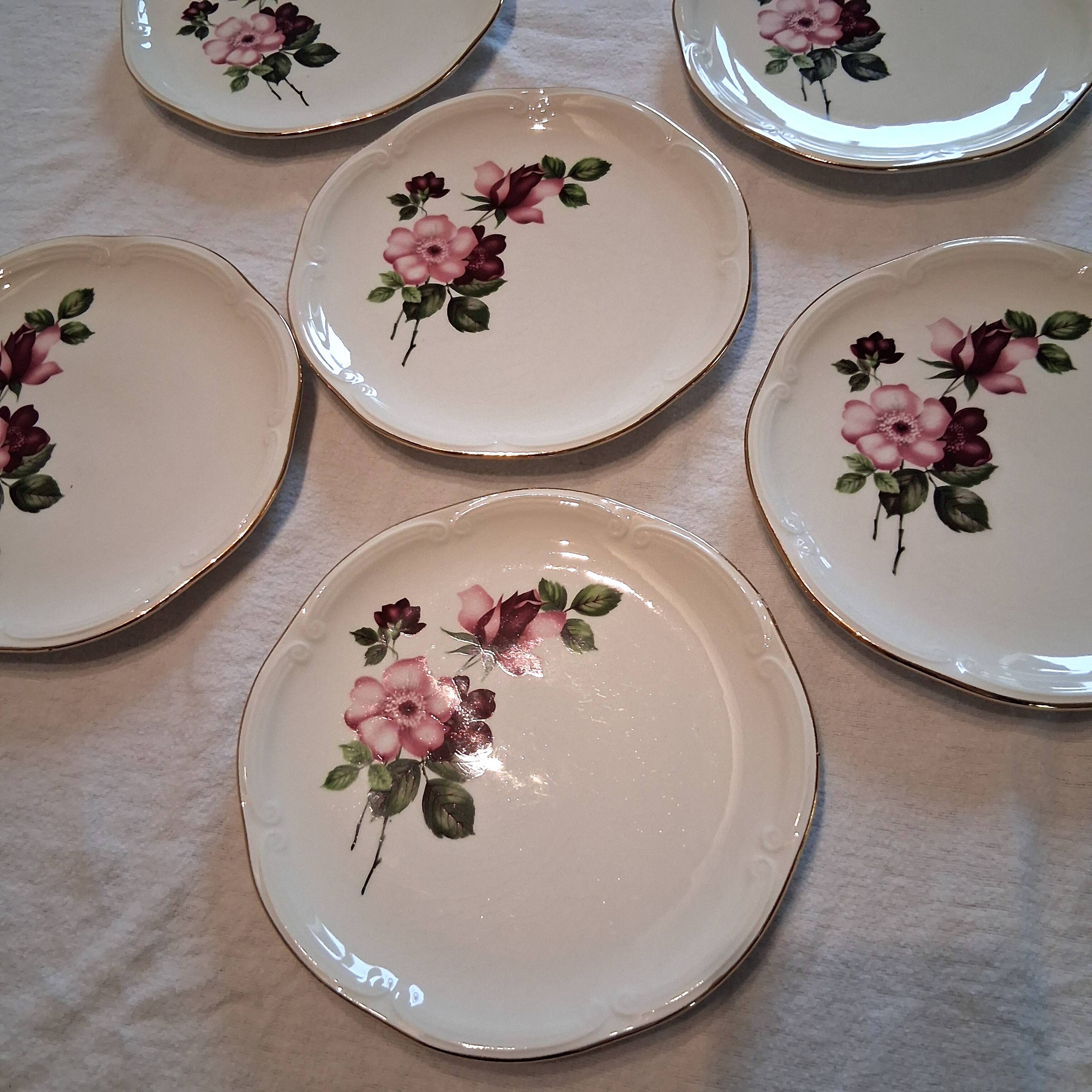 6 dessert plates from Gien model "Chinon" in very good condition.