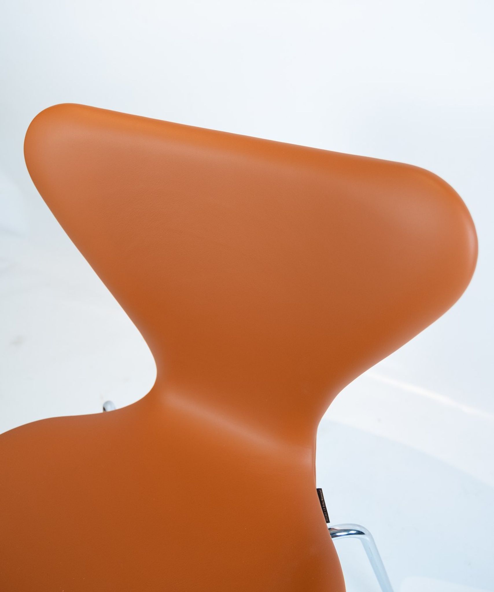 A set of 6 Seven chairs, model 3107, designed by Arne Jacobsen and manufactured by Fritz Hansen.