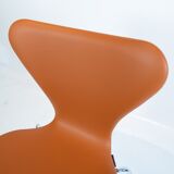 A set of 6 Seven chairs, model 3107, designed by Arne Jacobsen and manufactured by Fritz Hansen.