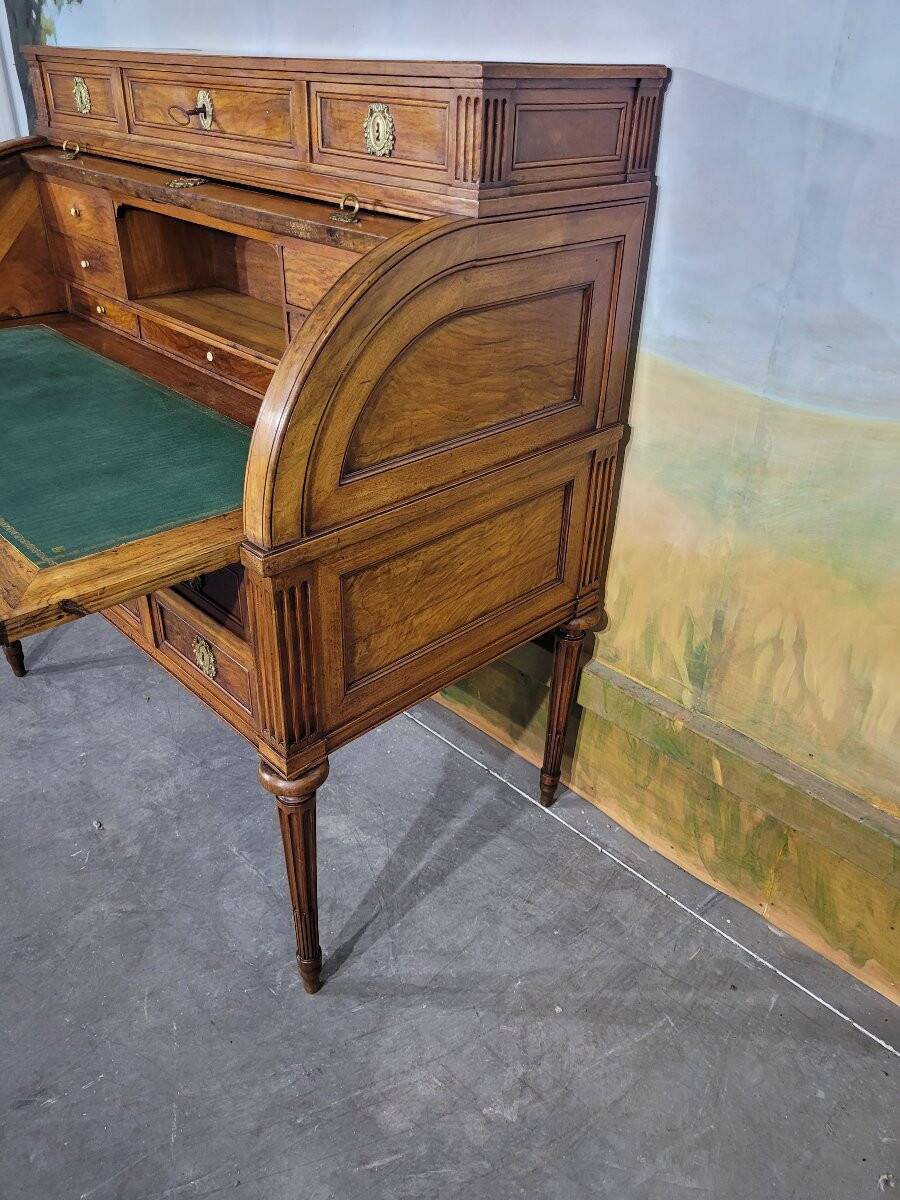 Bureau à cylindre époque Louis XVI en noyer