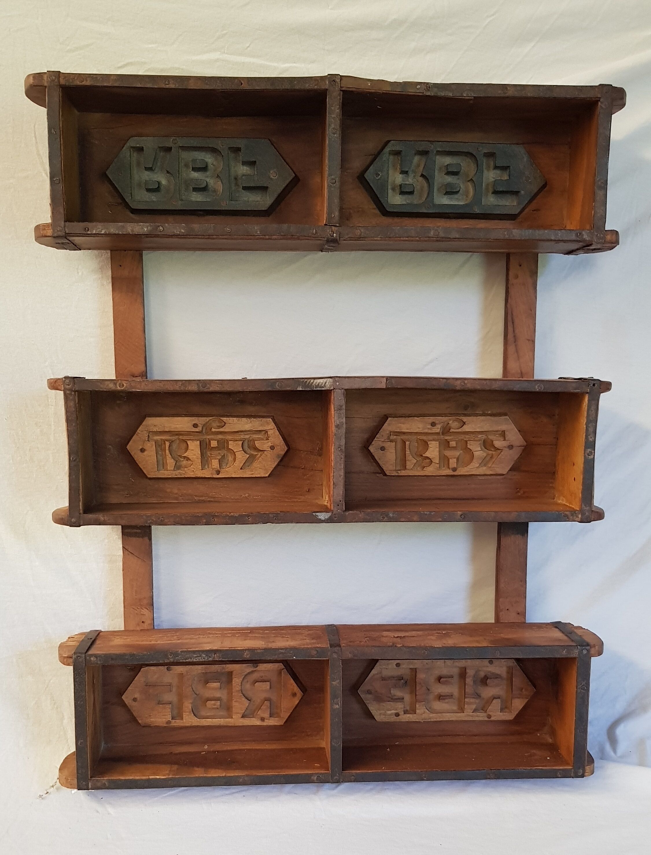Etagère murale moules à briques en bois