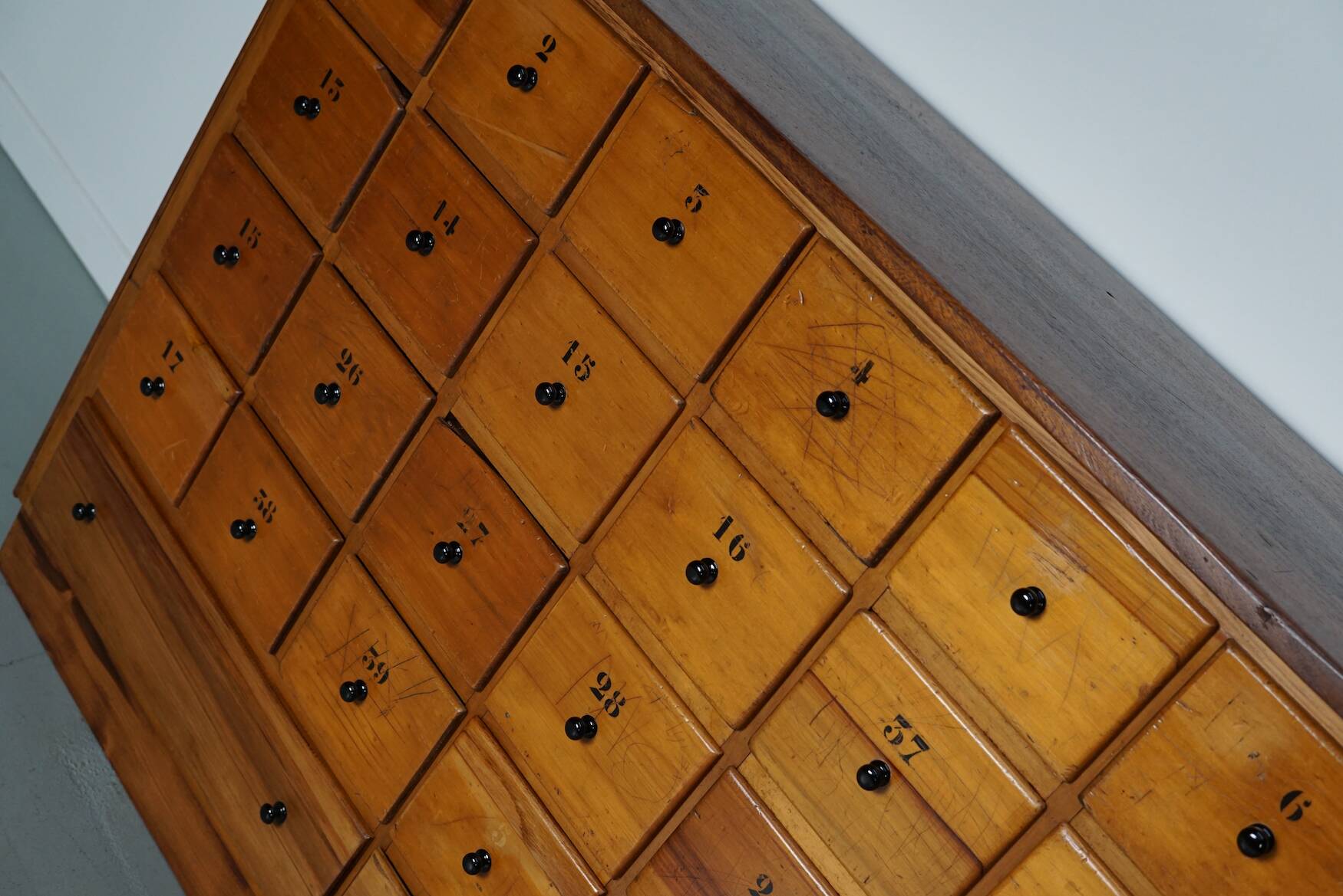 Grande apothicairerie / meuble d'école industrielle néerlandaise en hêtre, milieu du 20e siècle