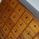 Grande apothicairerie / meuble d'école industrielle néerlandaise en hêtre, milieu du 20e siècle