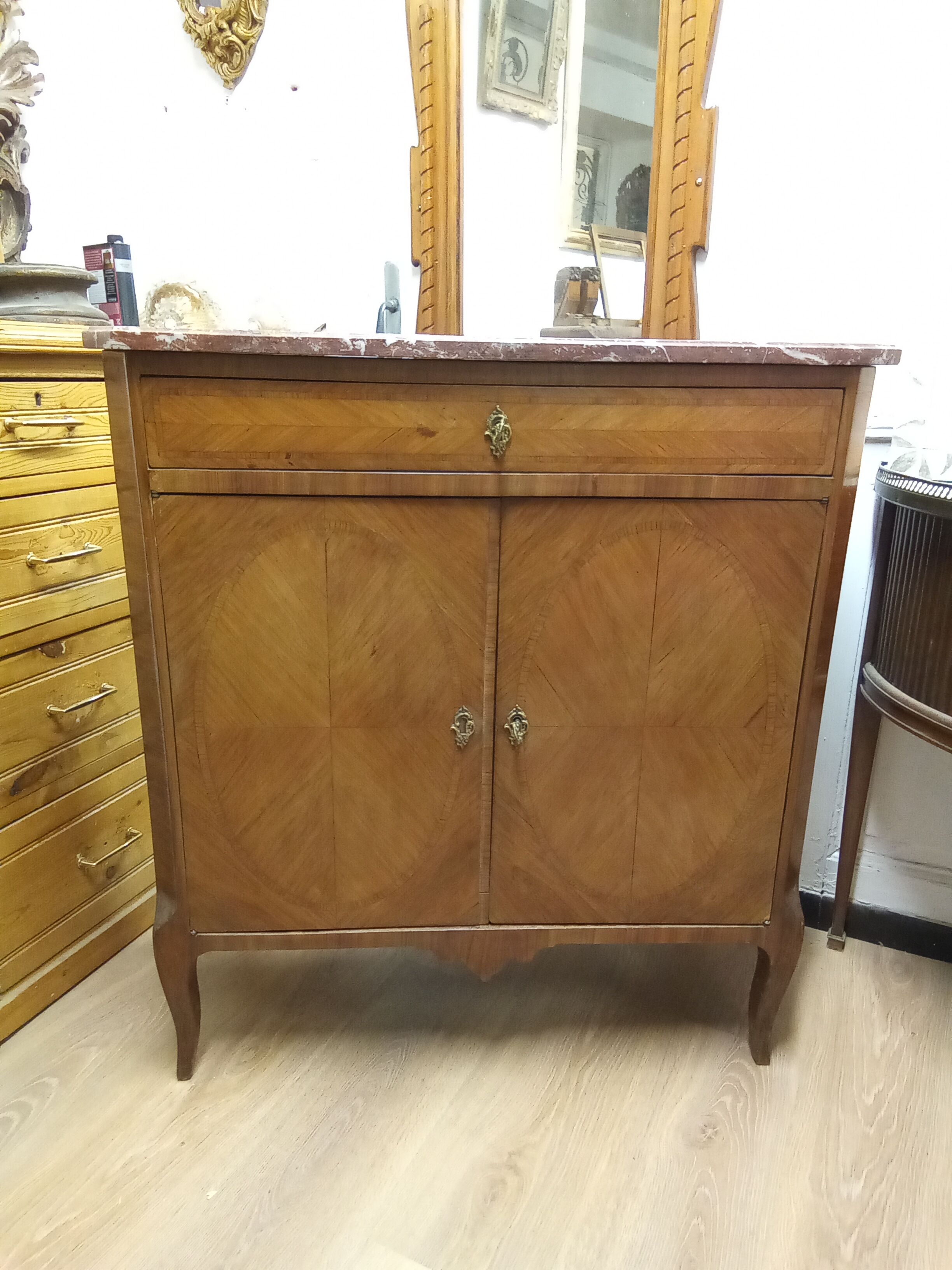 Commodity in rosewood veneer