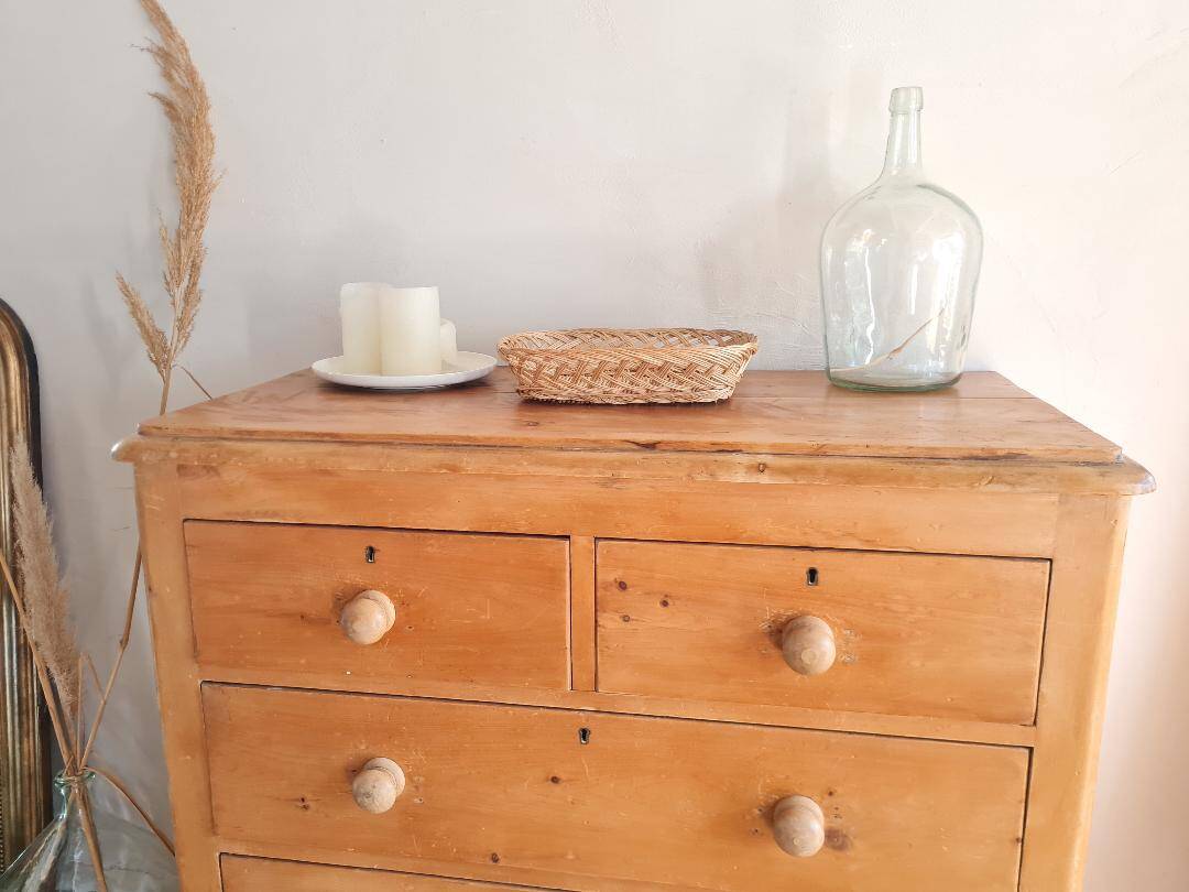 Antique English-style chest of drawers