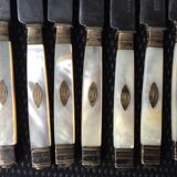Set de 8 couteaux manche en nacre monogrammés XIXème