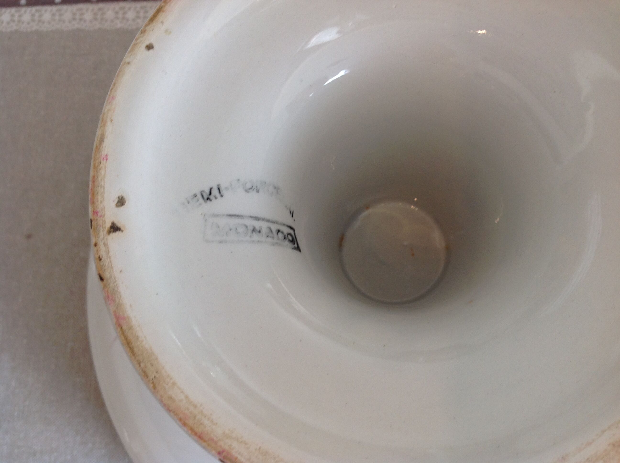 Cup on foot in white ceramic and blue flowers / vintage 50-60 years