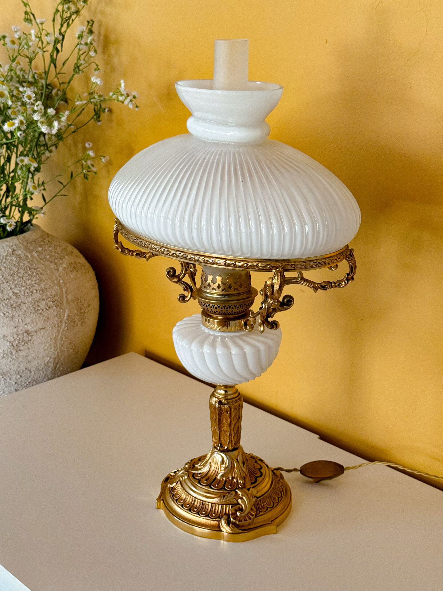 Lampe ancienne française en opaline blanche – bronze doré