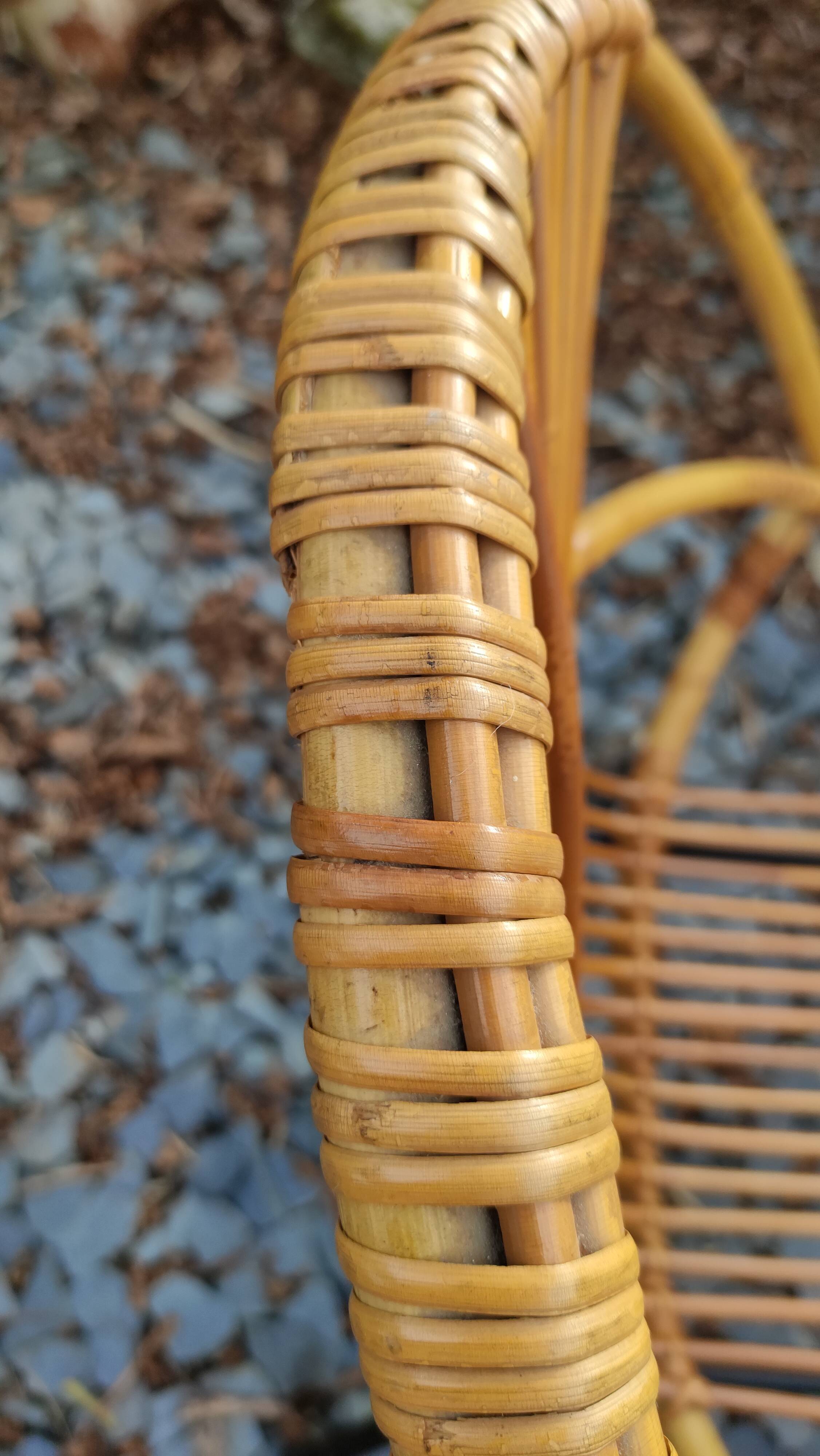 Paire de fauteuils coquilles ou corbeille en rotin tressé, pieds en métal