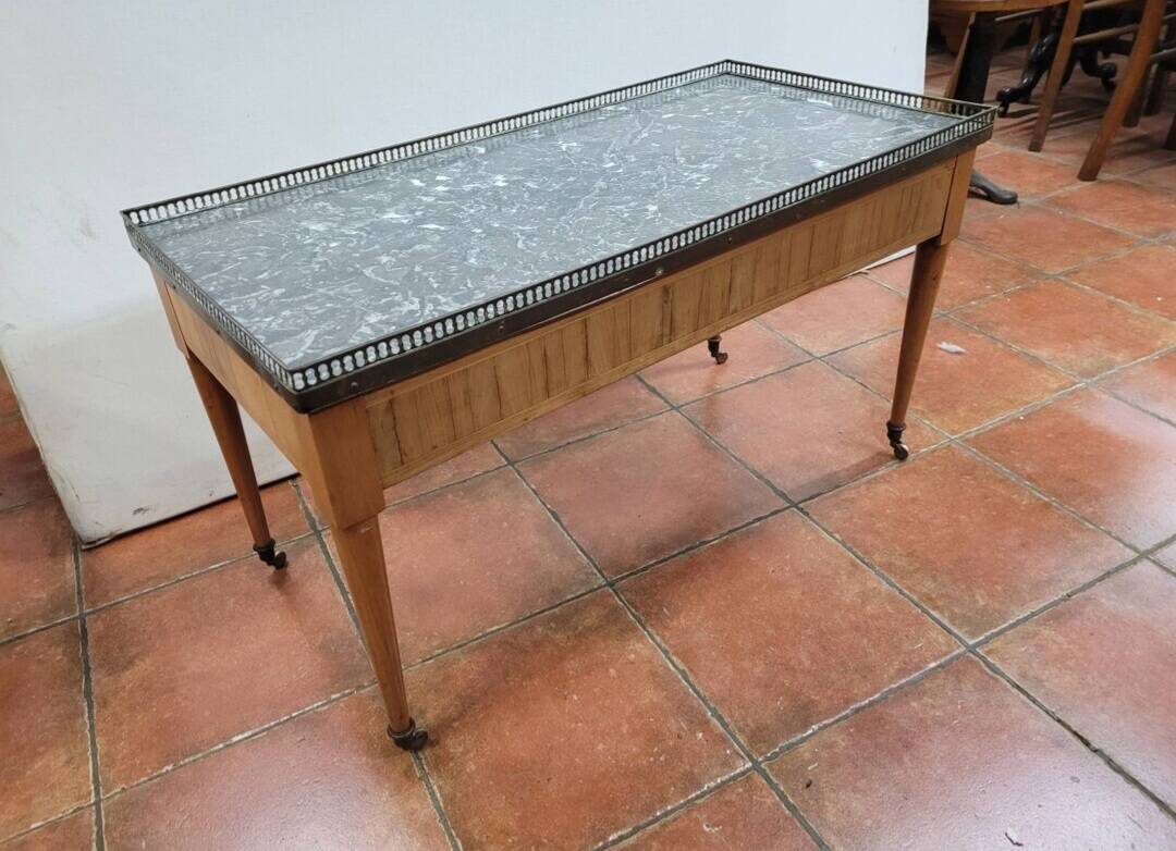Table basse en merisier style Louis XVI dessus marbre