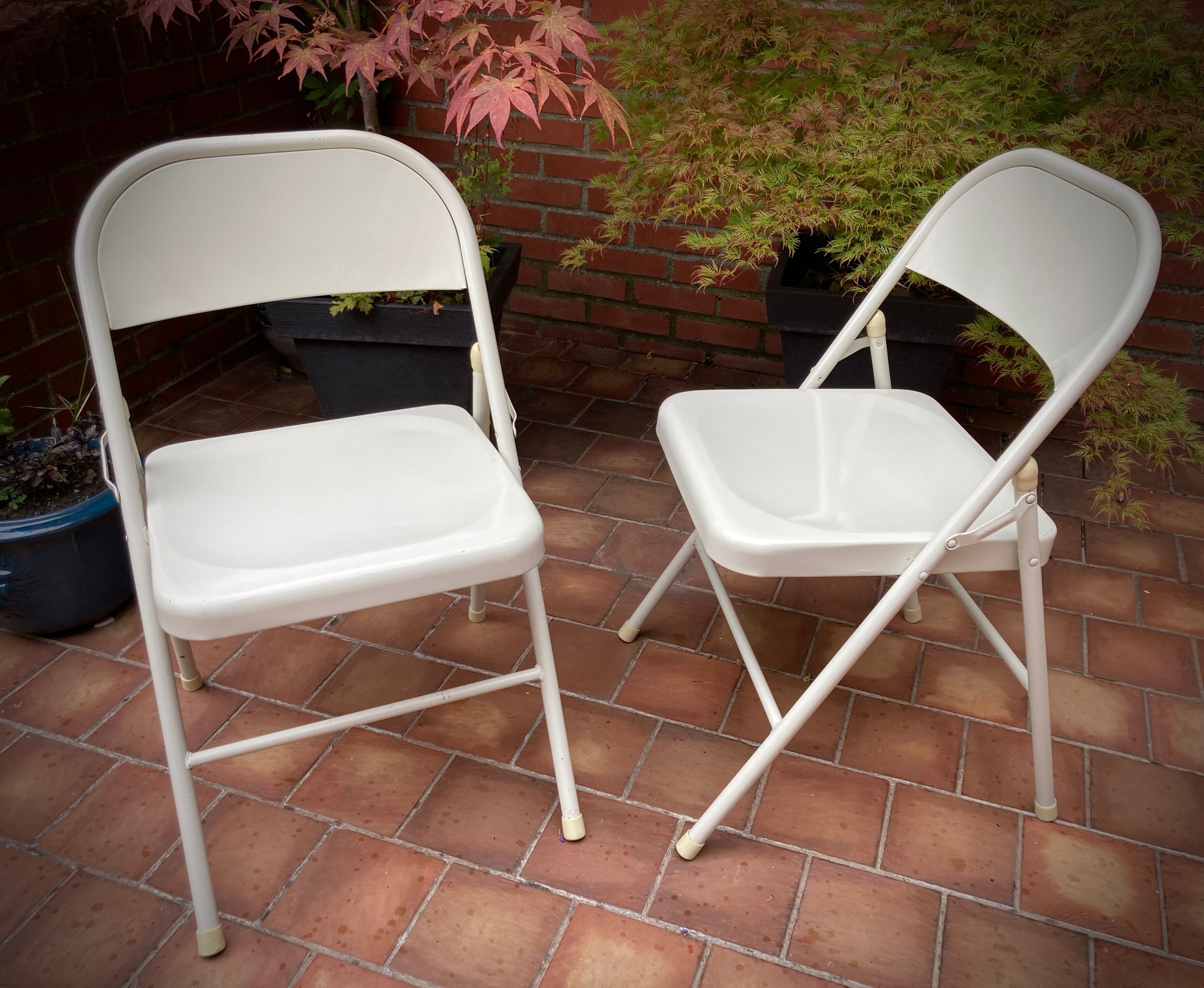 Duo of folding chairs in steel 1980s