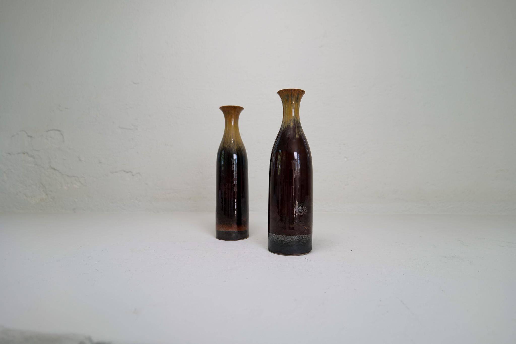 Modern Scandinavian pair of vases/bottles in ceramic by Carl-Harry Stålhane, Sweden.