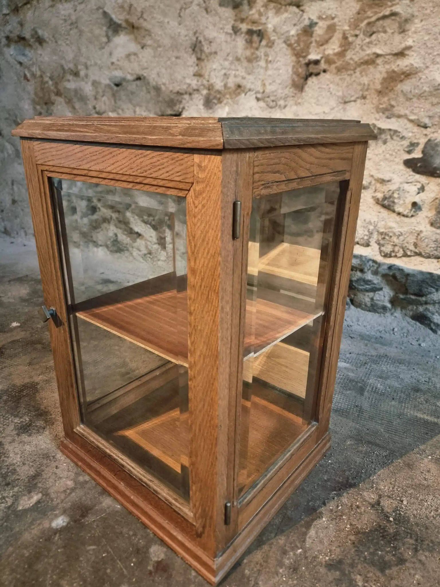 Small antique display cabinet in French oak | 1920s display cabinet with mirrored back